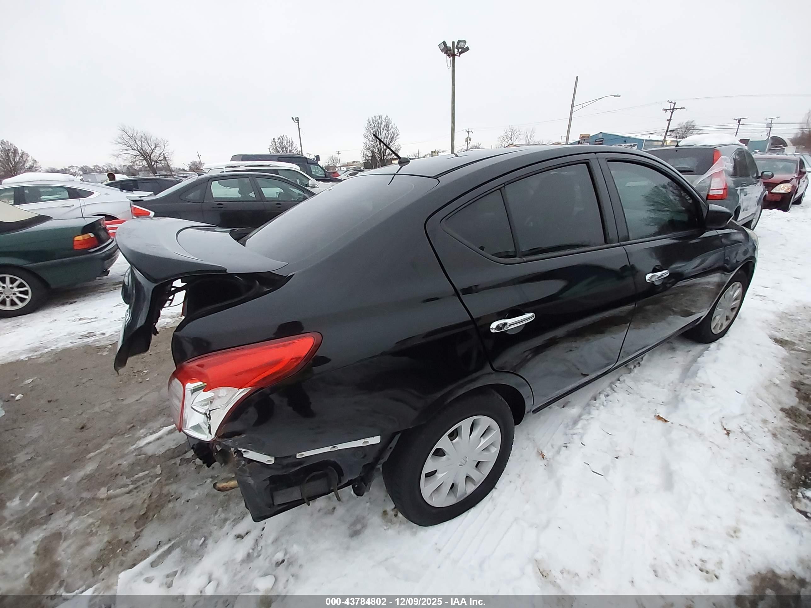 NISSAN VERSA image 4