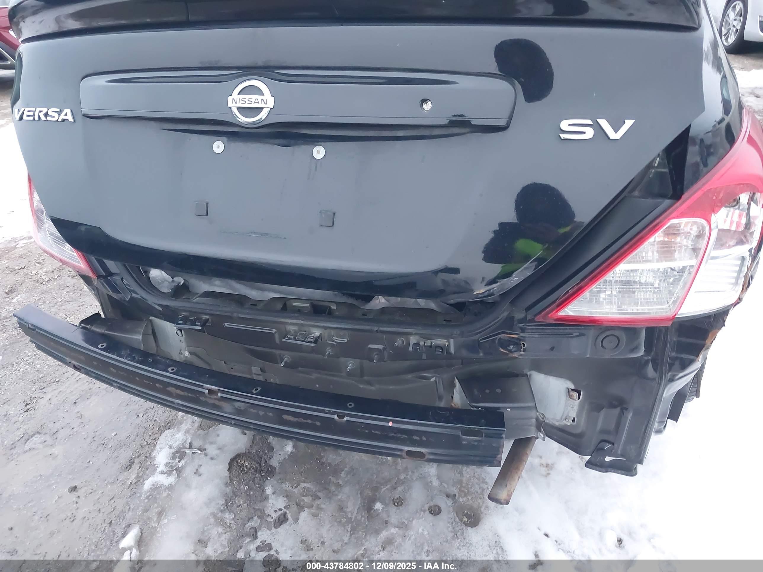 NISSAN VERSA image 6