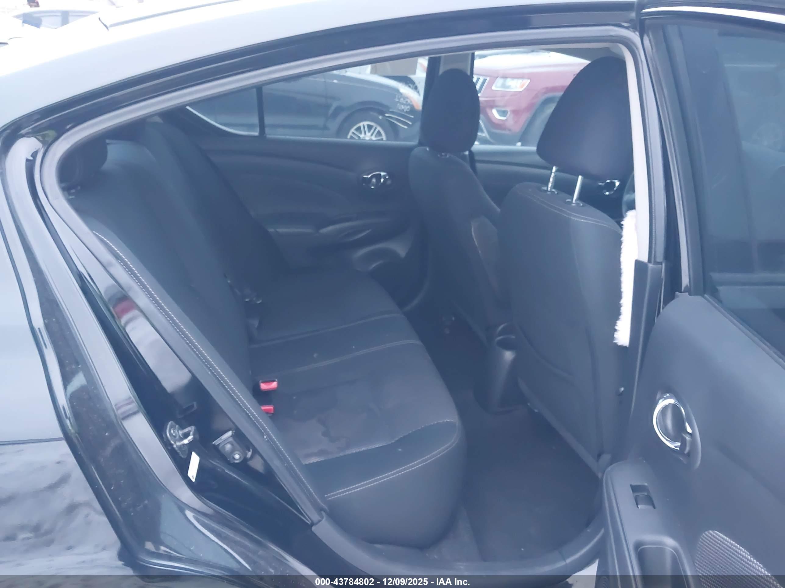 NISSAN VERSA image 8