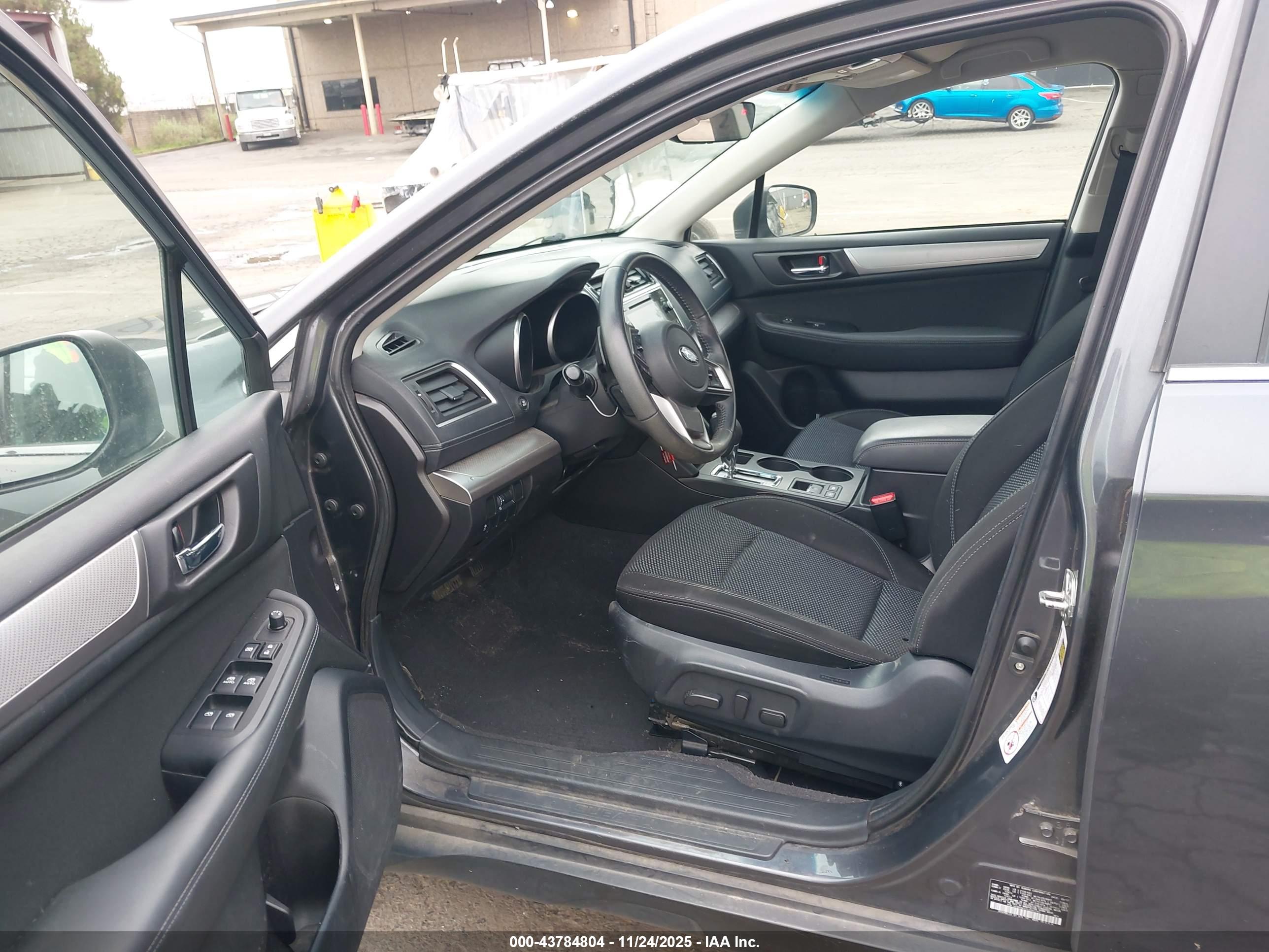 SUBARU OUTBACK image 5