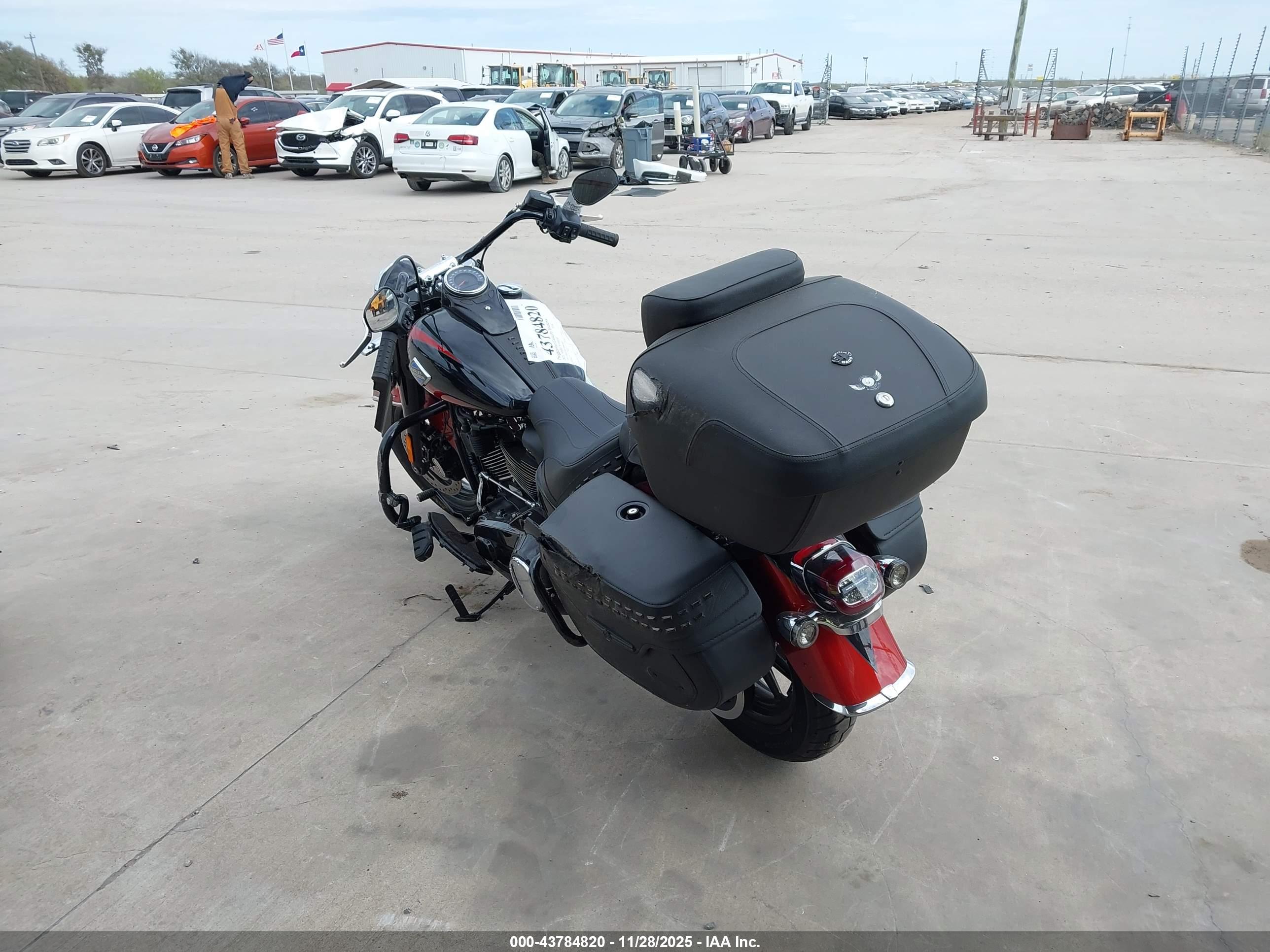 HARLEY-DAVIDSON FLHC image 3