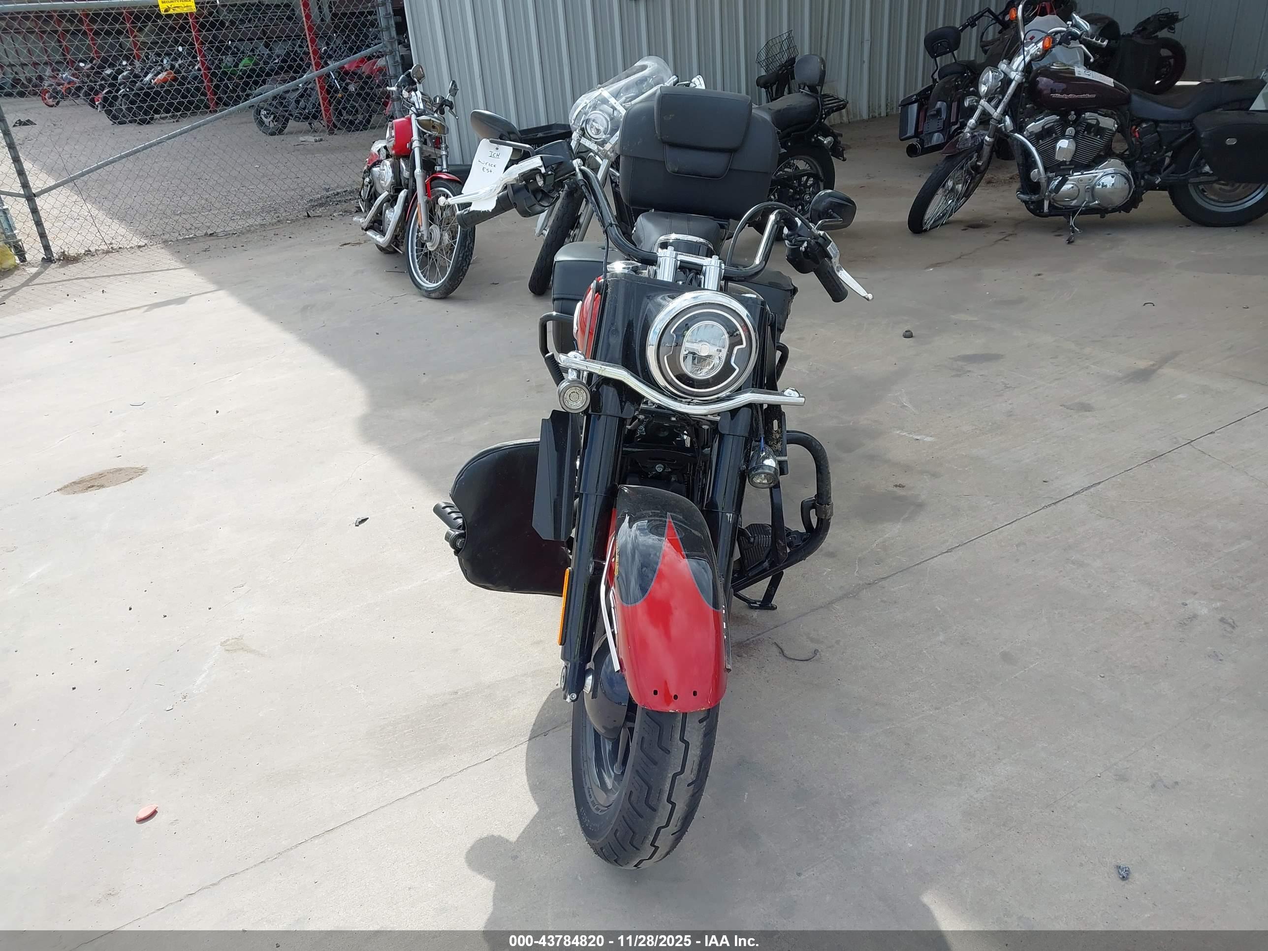 HARLEY-DAVIDSON FLHC image 5