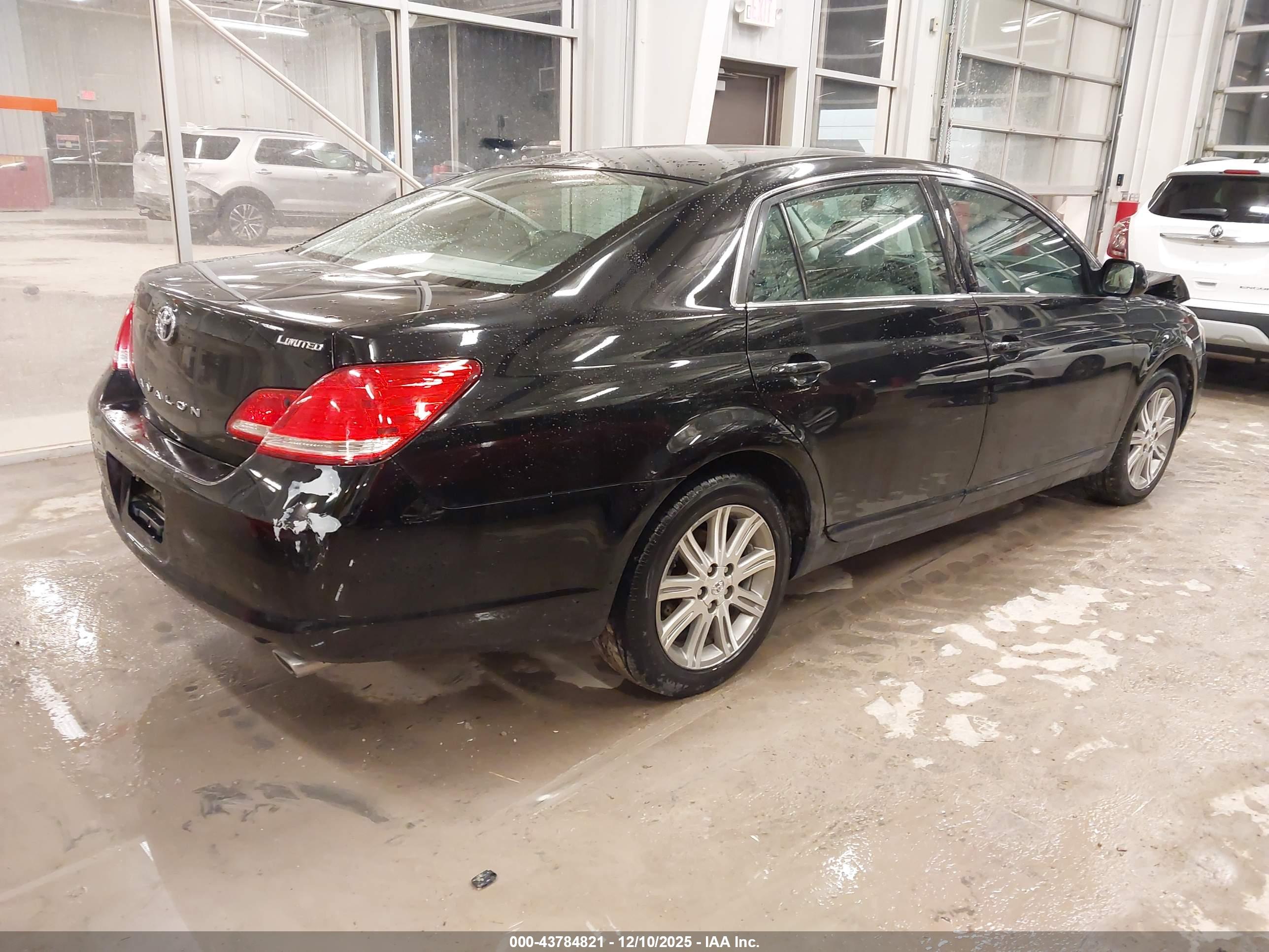 TOYOTA AVALON image 4