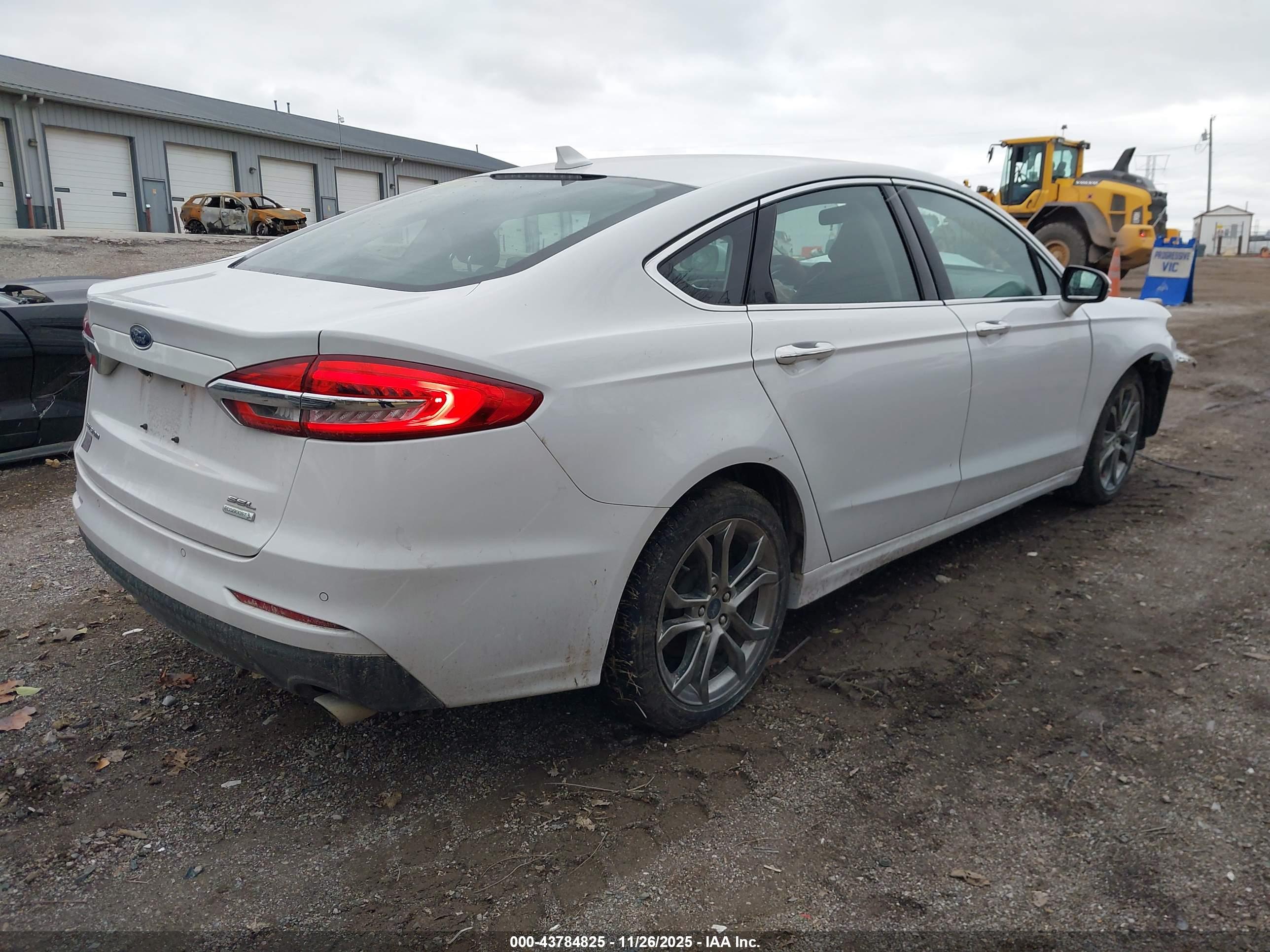 FORD FUSION image 4