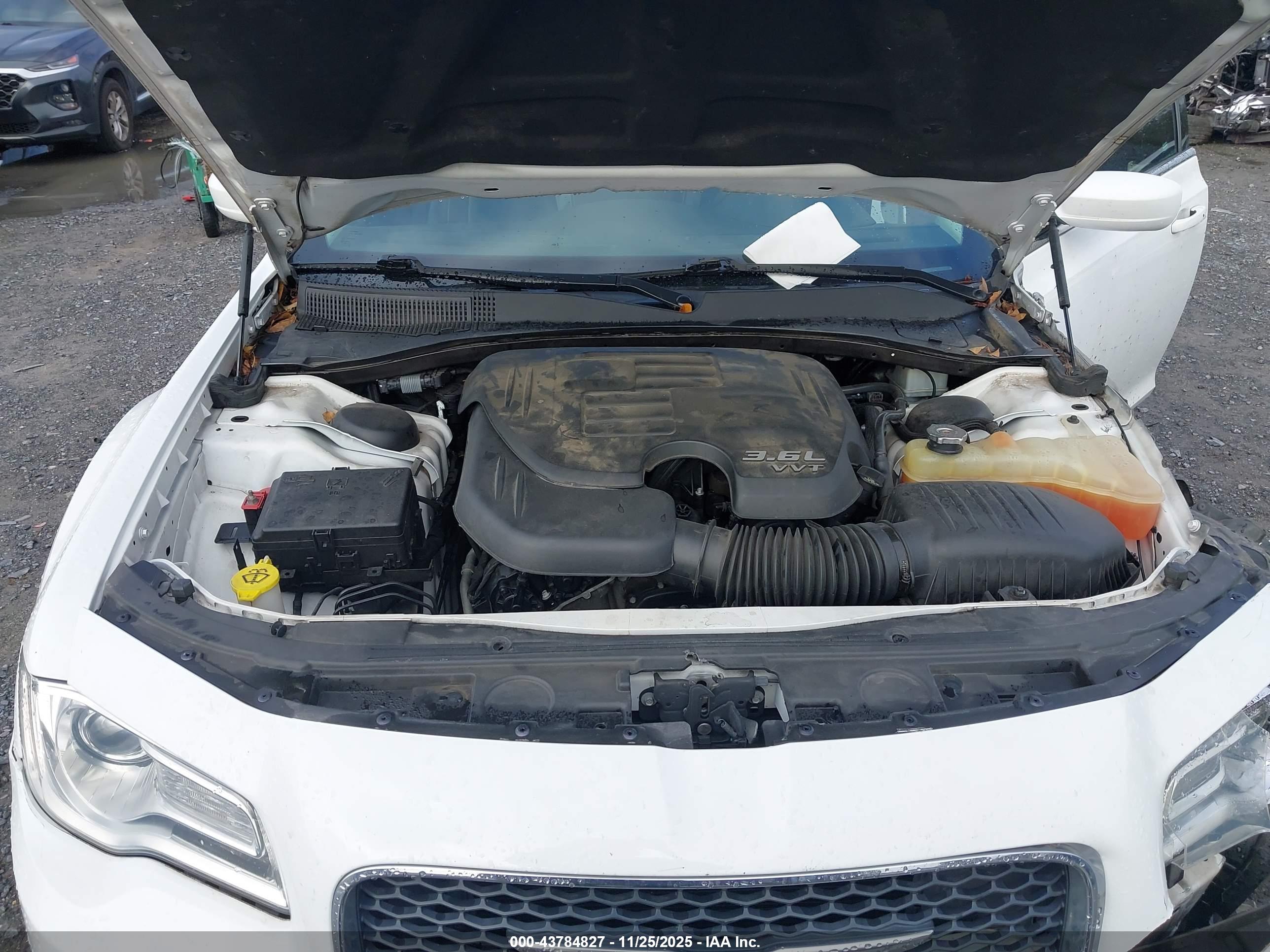 CHRYSLER 300 image 10