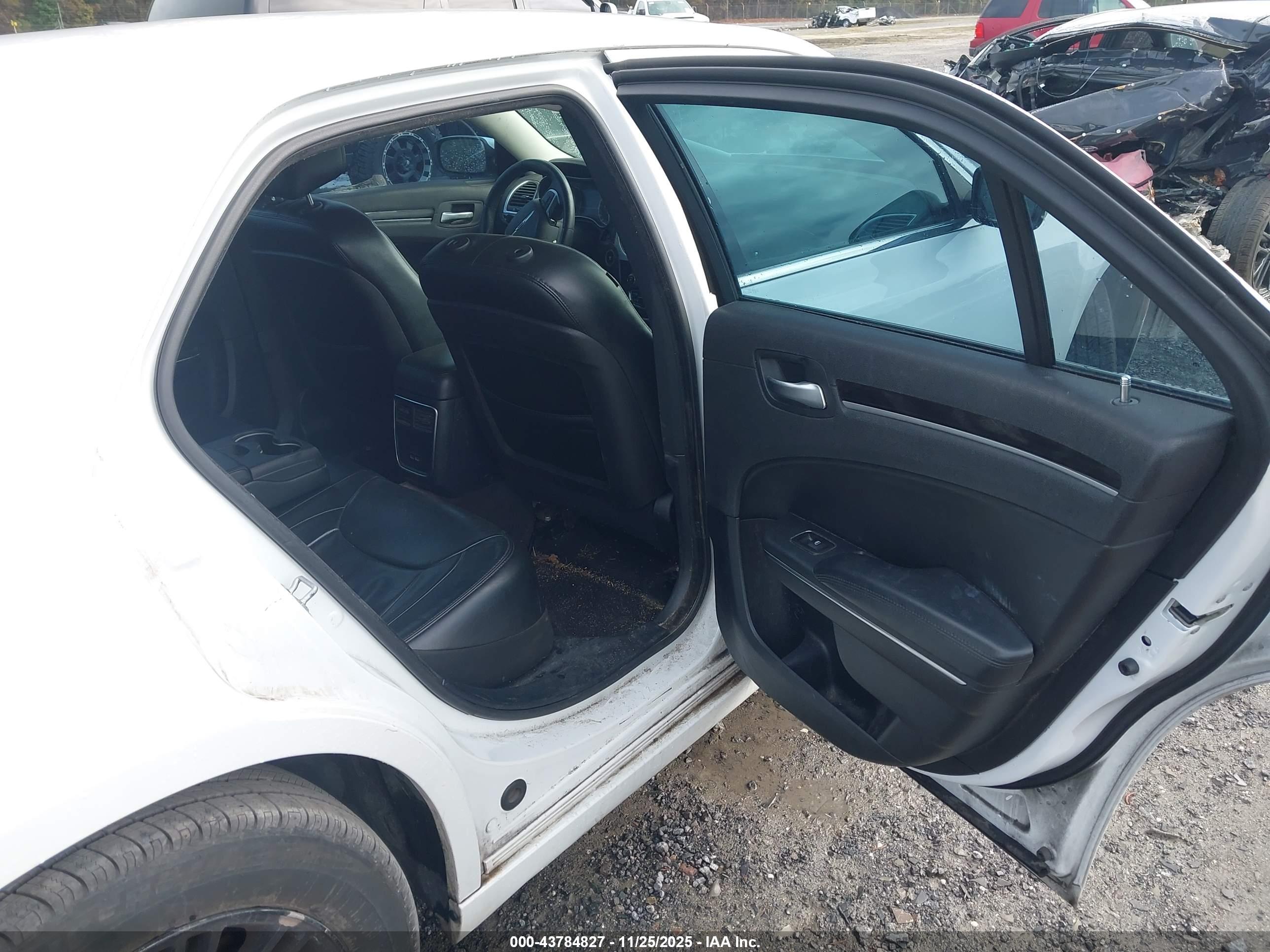 CHRYSLER 300 image 8