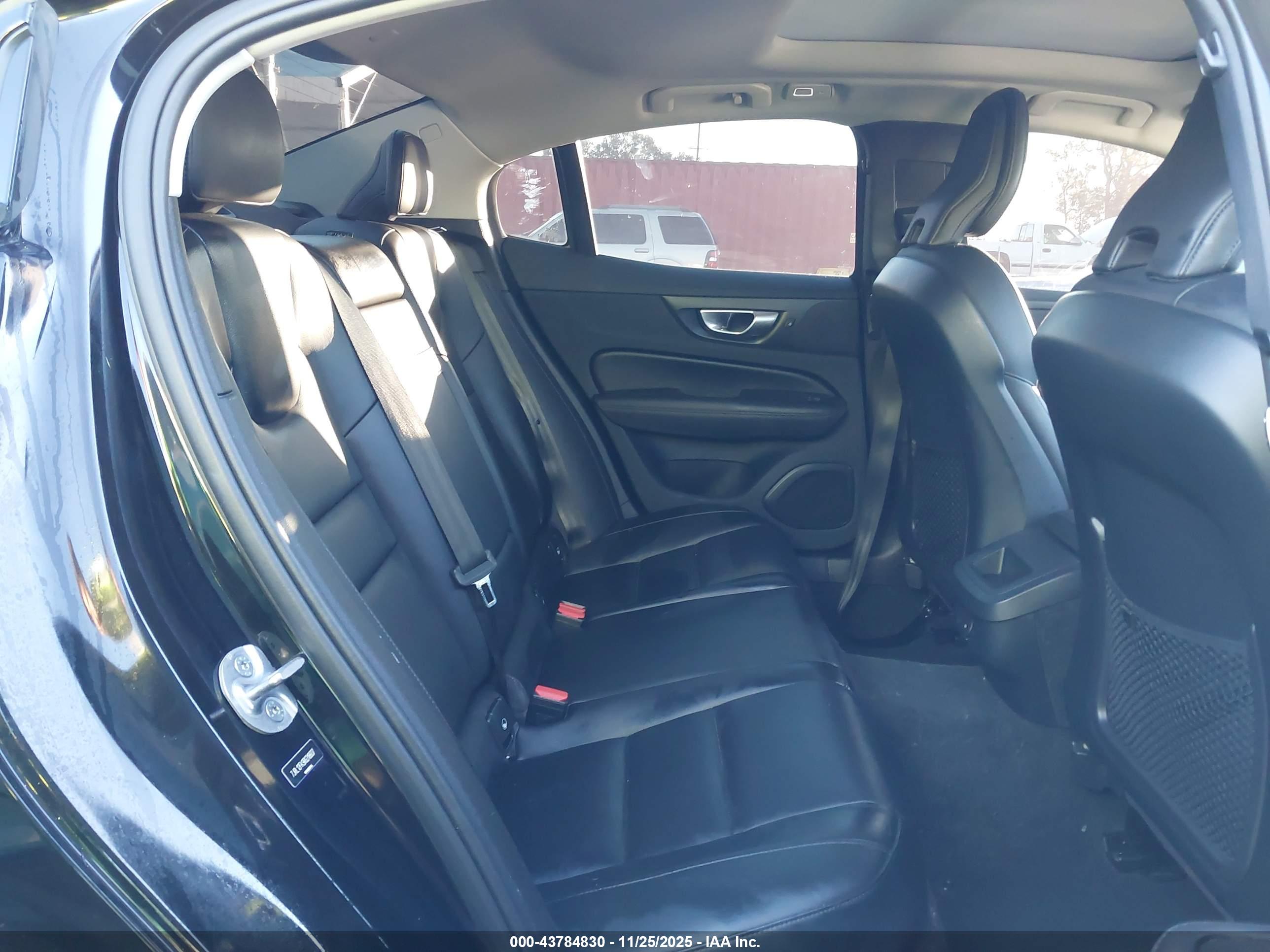 VOLVO S60 image 8