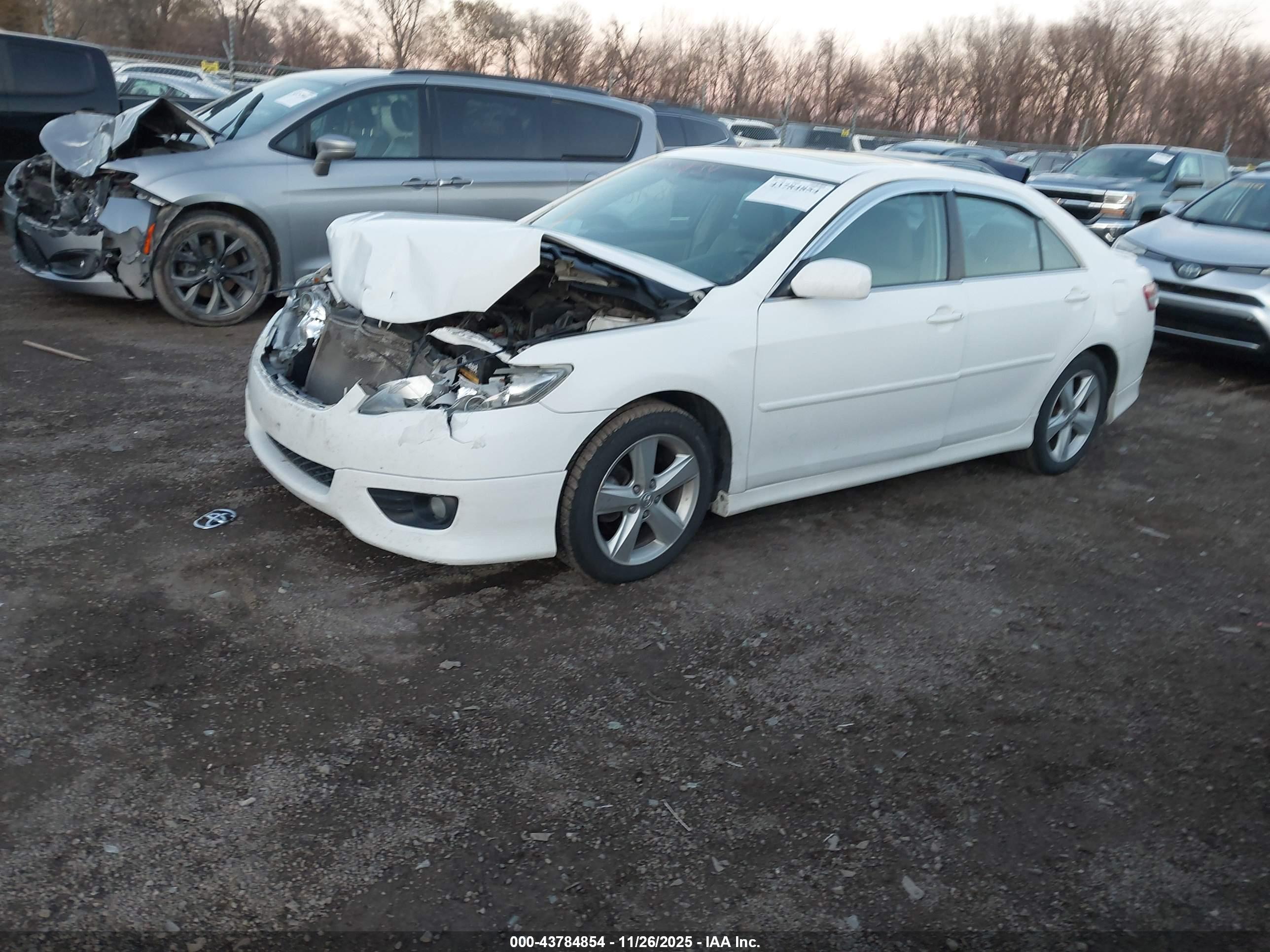 TOYOTA CAMRY image 2