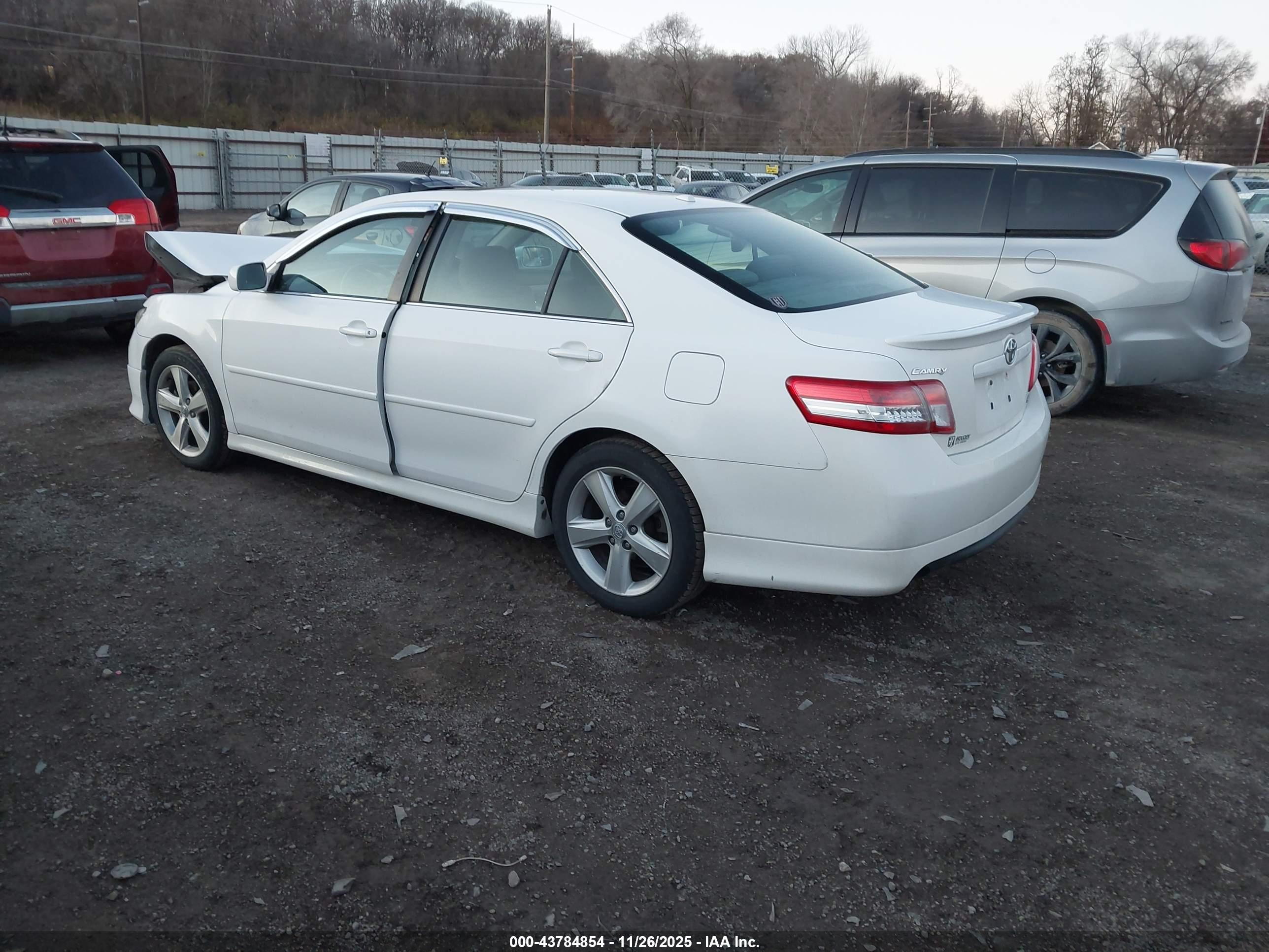 TOYOTA CAMRY image 3