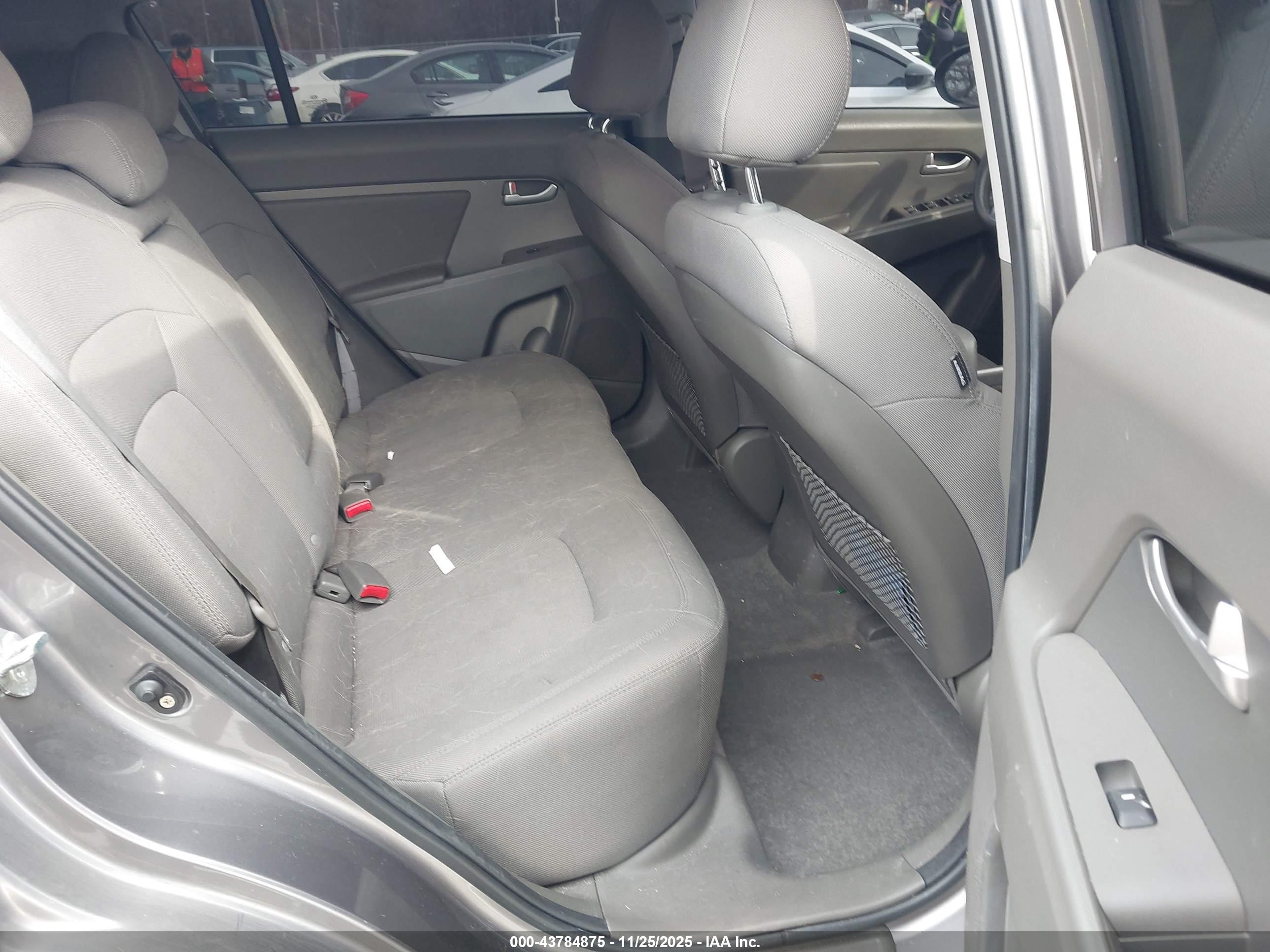 KIA SPORTAGE image 8