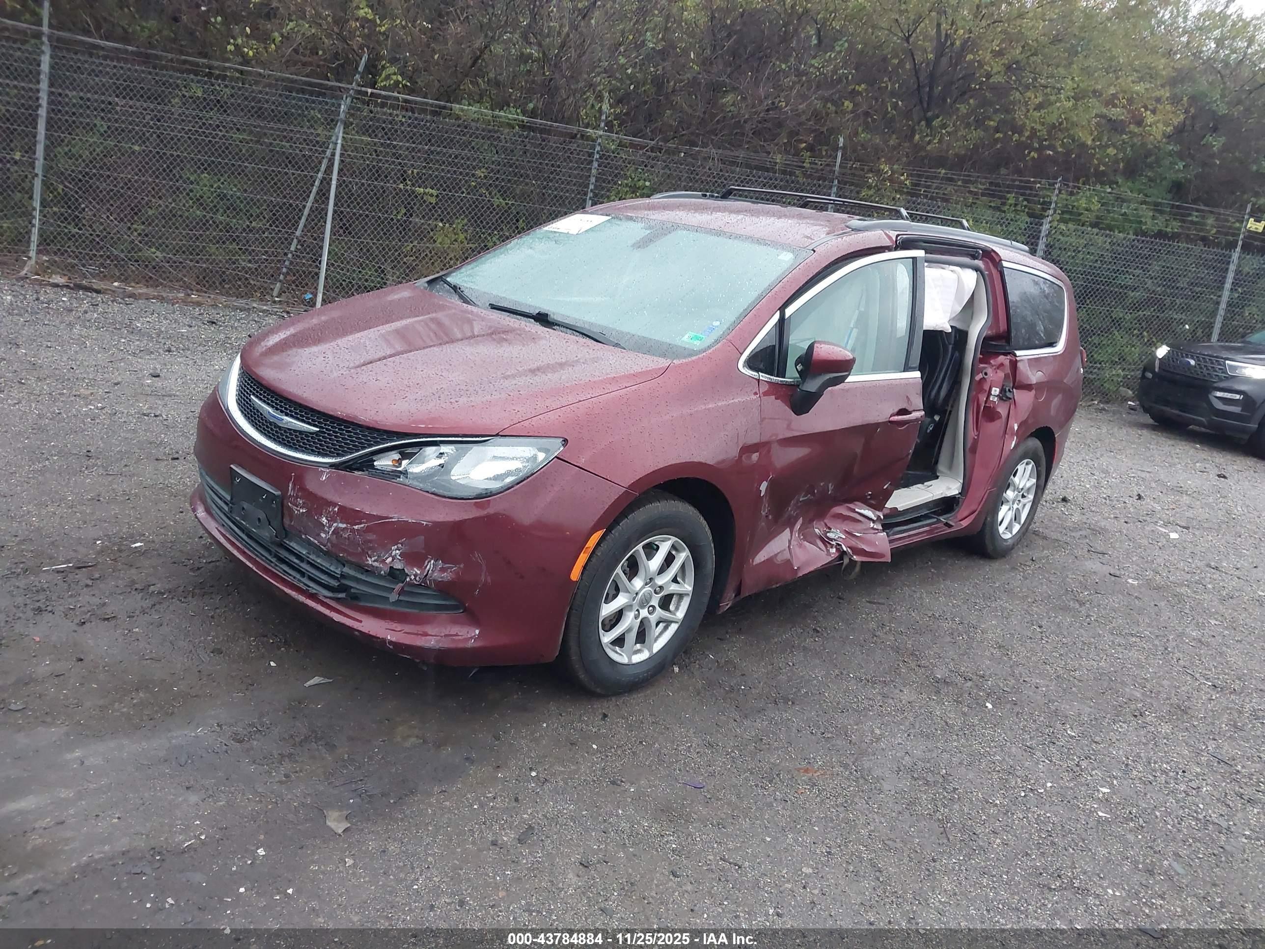 CHRYSLER VOYAGER image 2