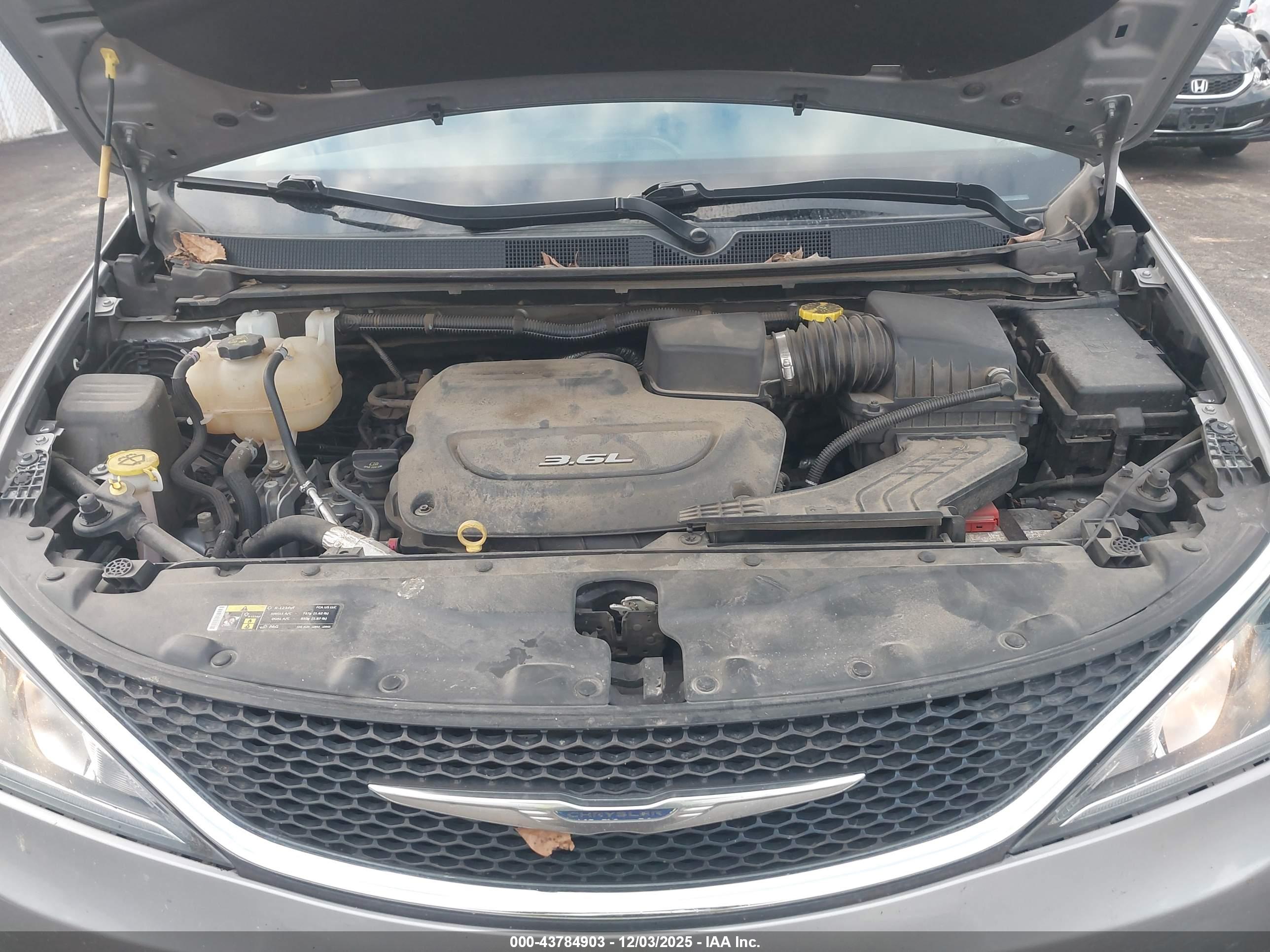 CHRYSLER PACIFICA image 10