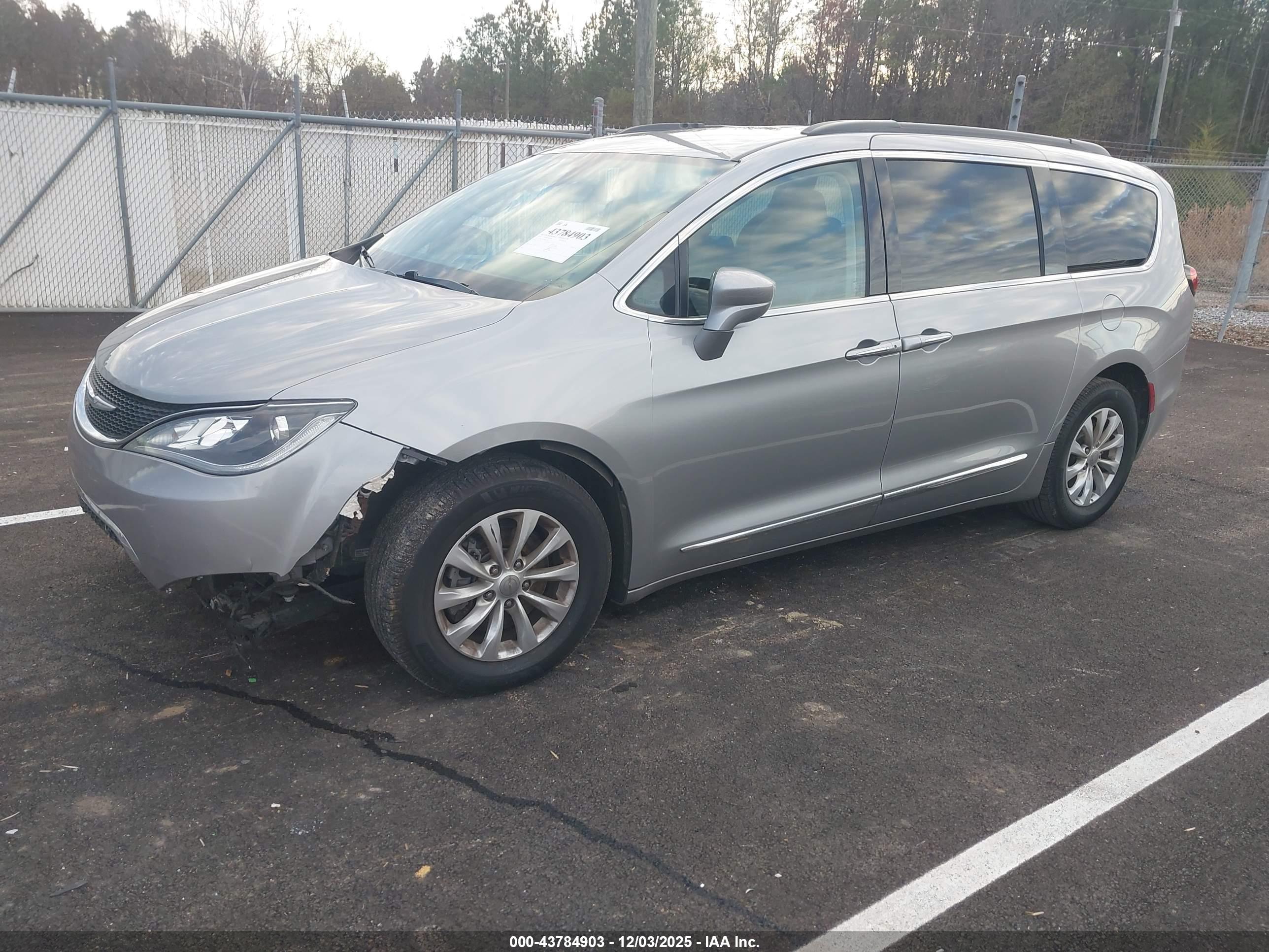 CHRYSLER PACIFICA image 2