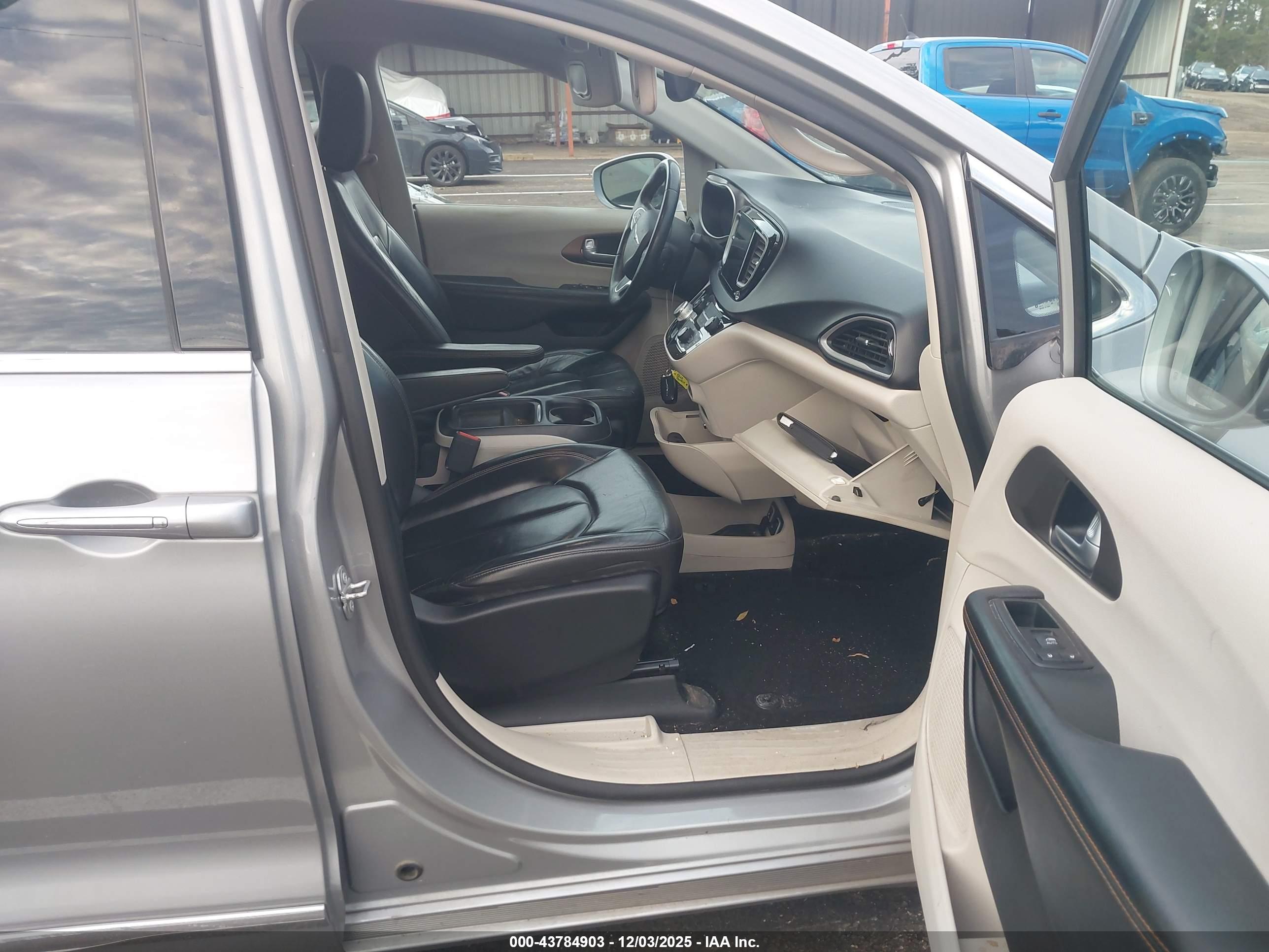 CHRYSLER PACIFICA image 5
