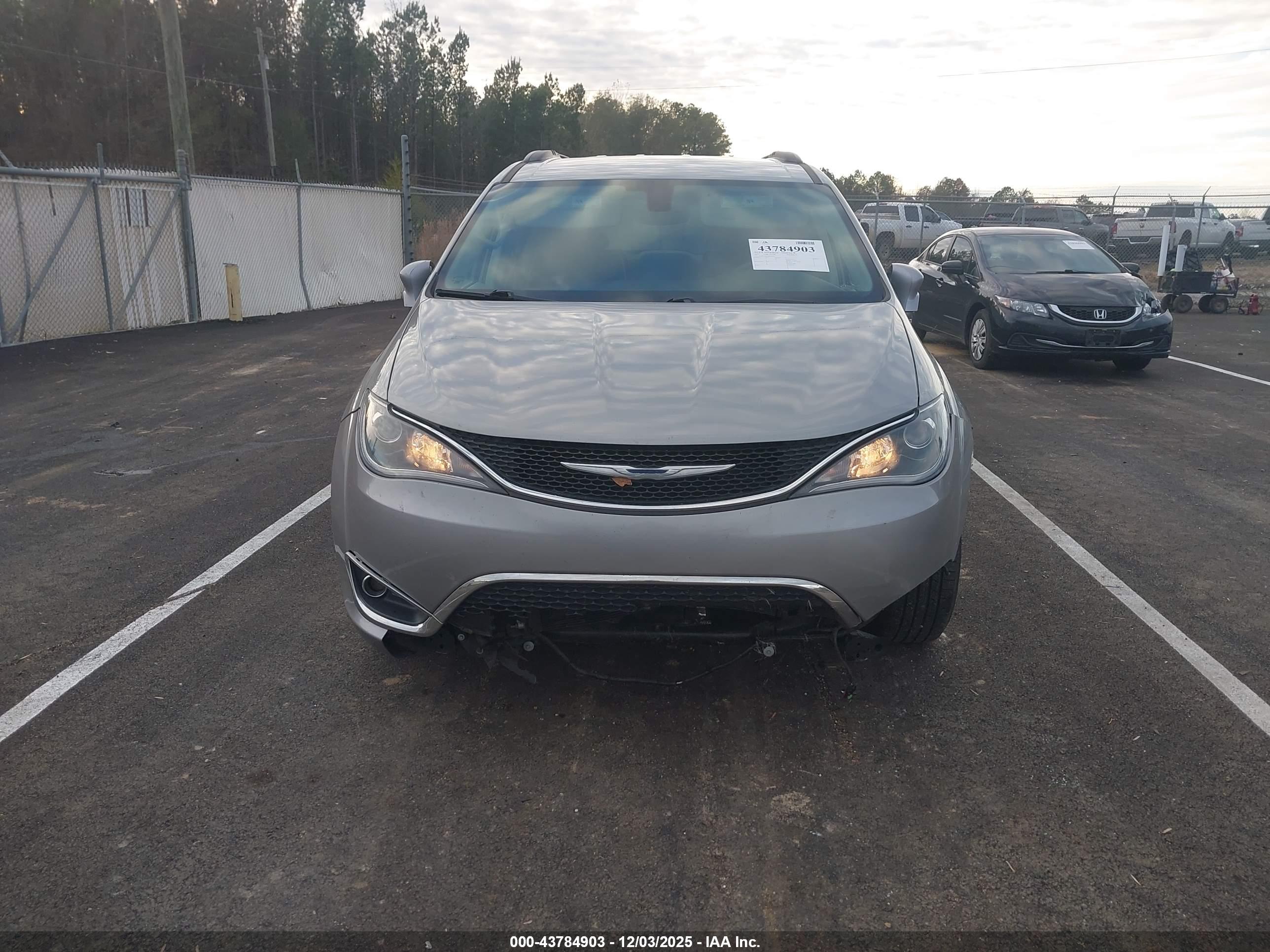CHRYSLER PACIFICA image 6