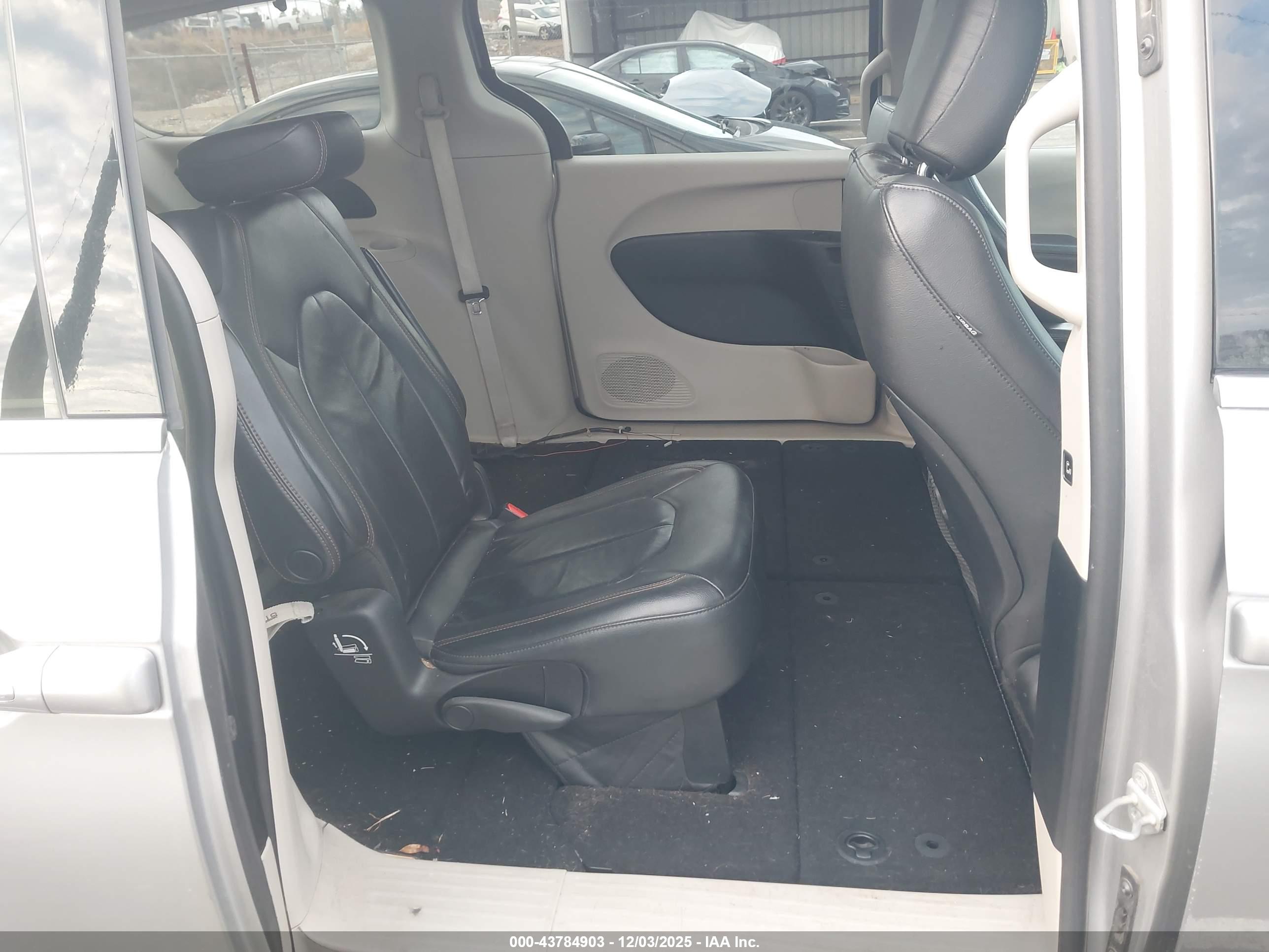 CHRYSLER PACIFICA image 8