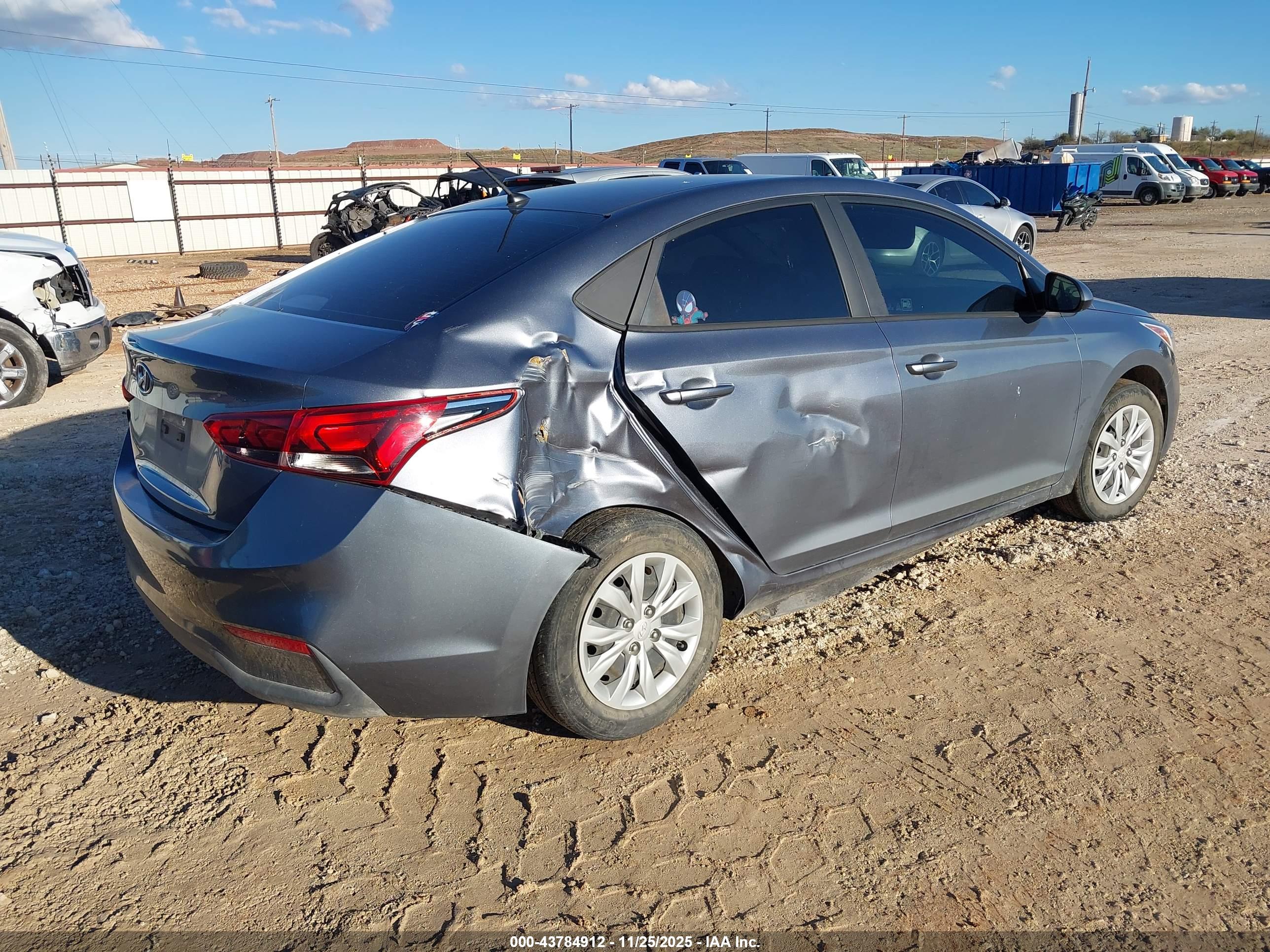 HYUNDAI ACCENT image 4