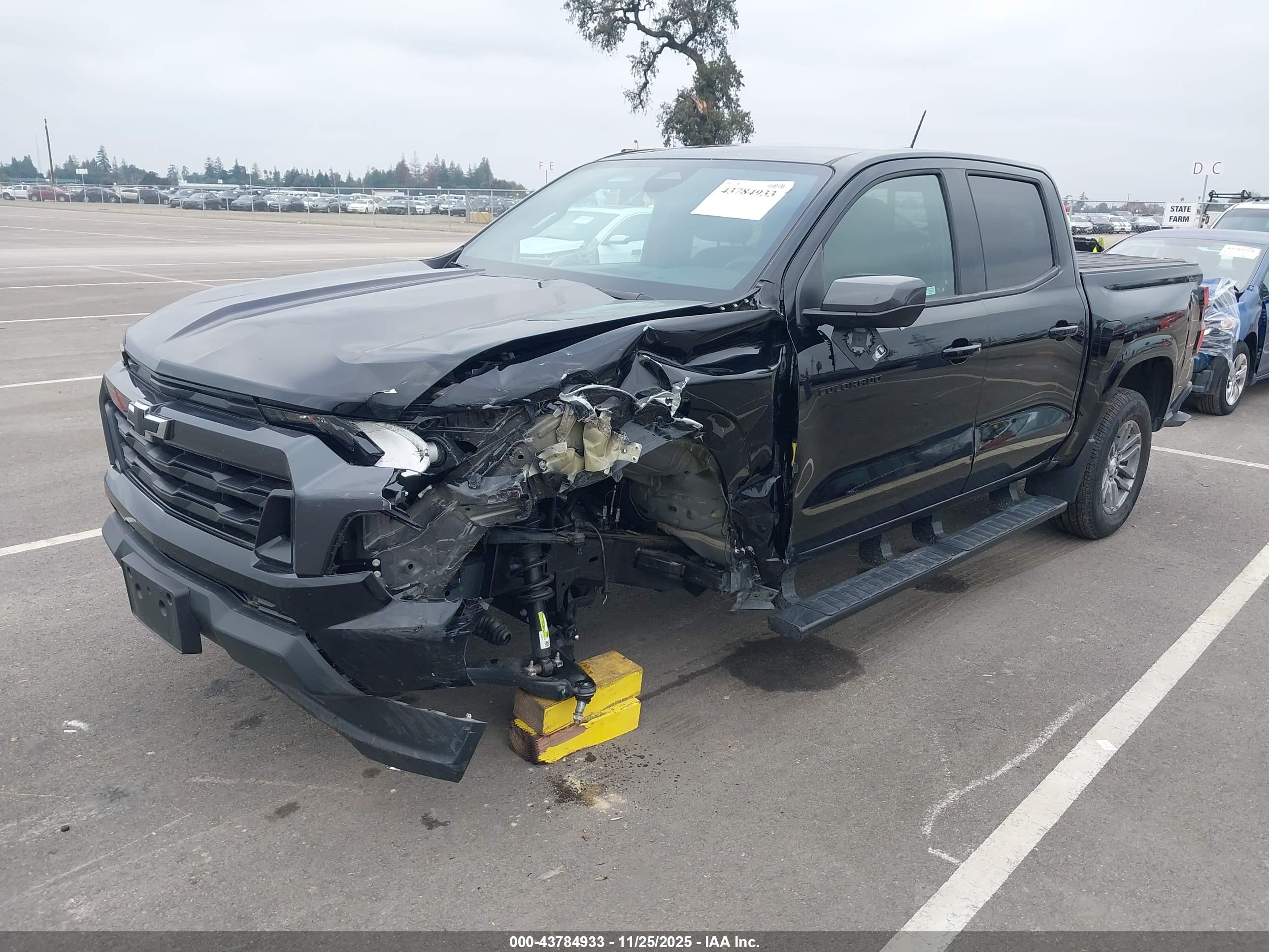 CHEVROLET COLORADO image 2