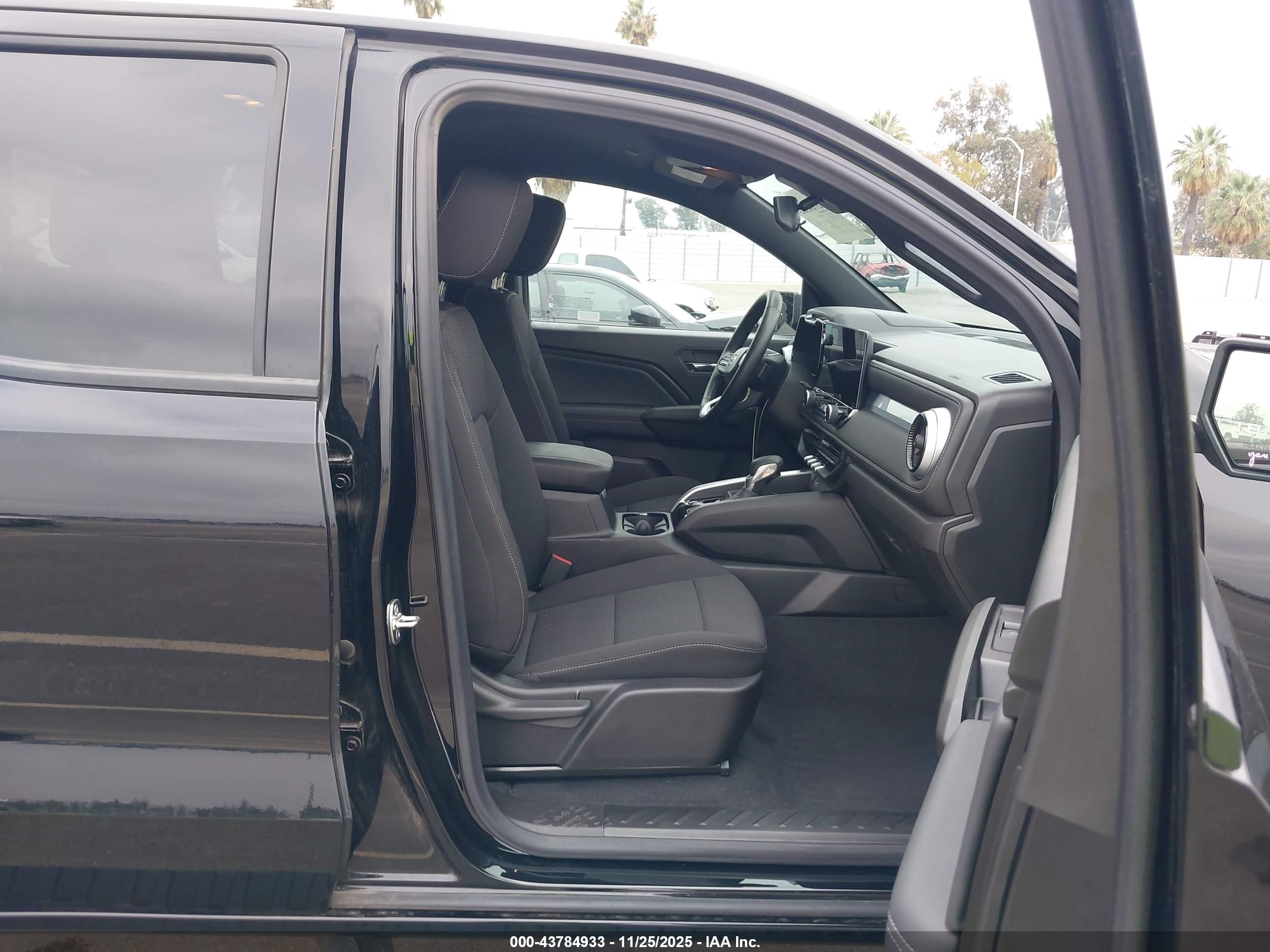 CHEVROLET COLORADO image 5