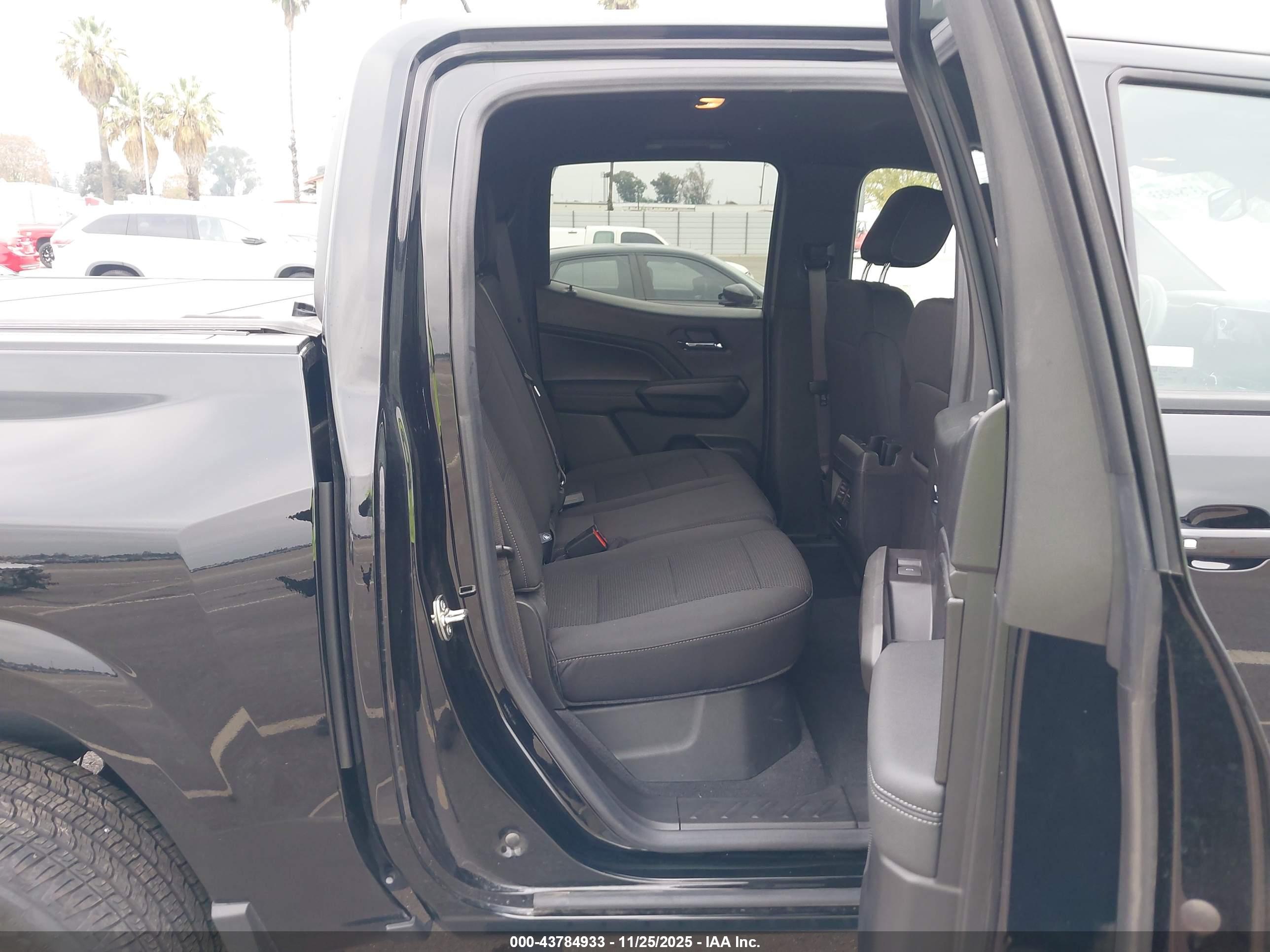 CHEVROLET COLORADO image 8