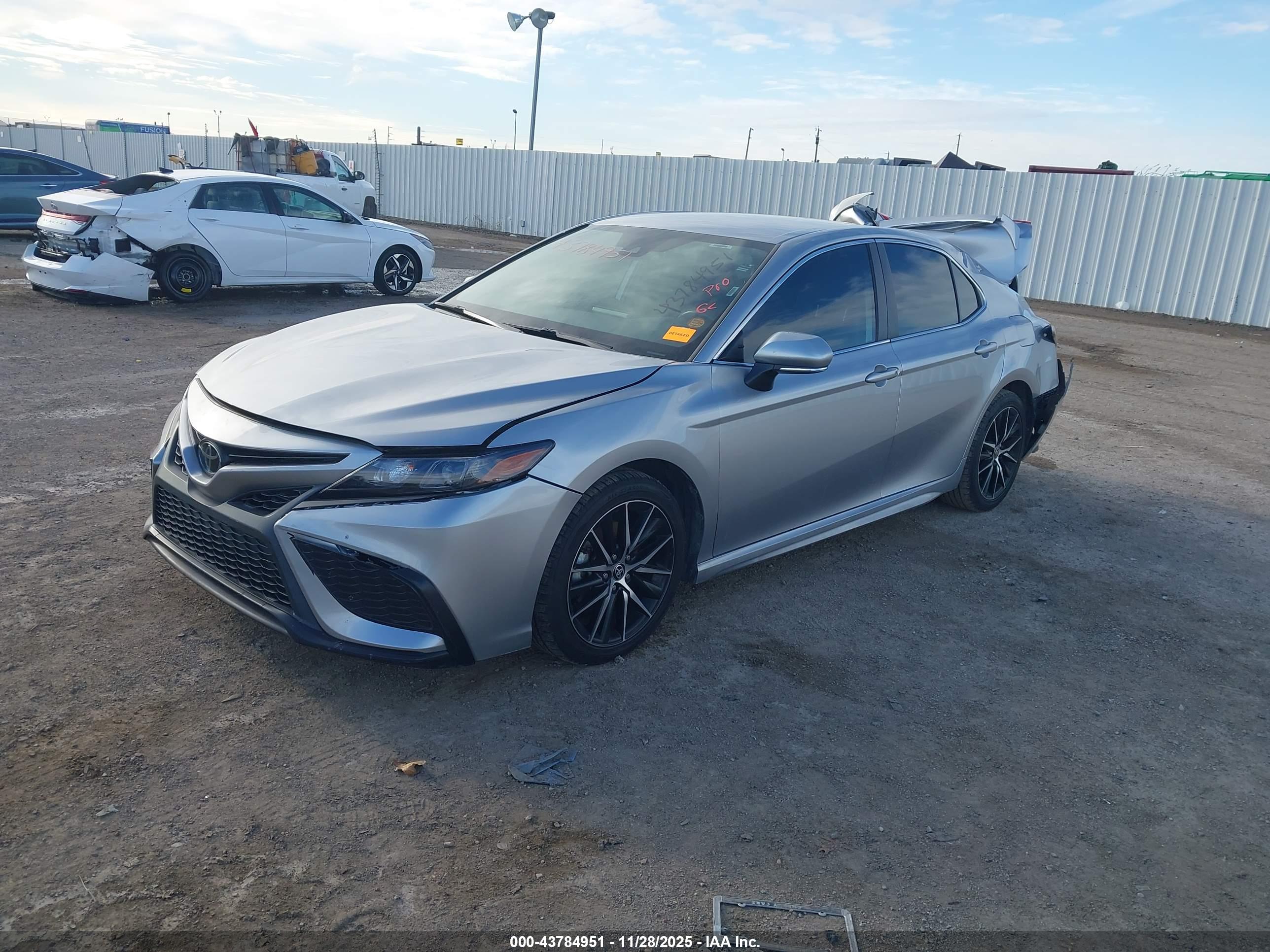 TOYOTA CAMRY image 2