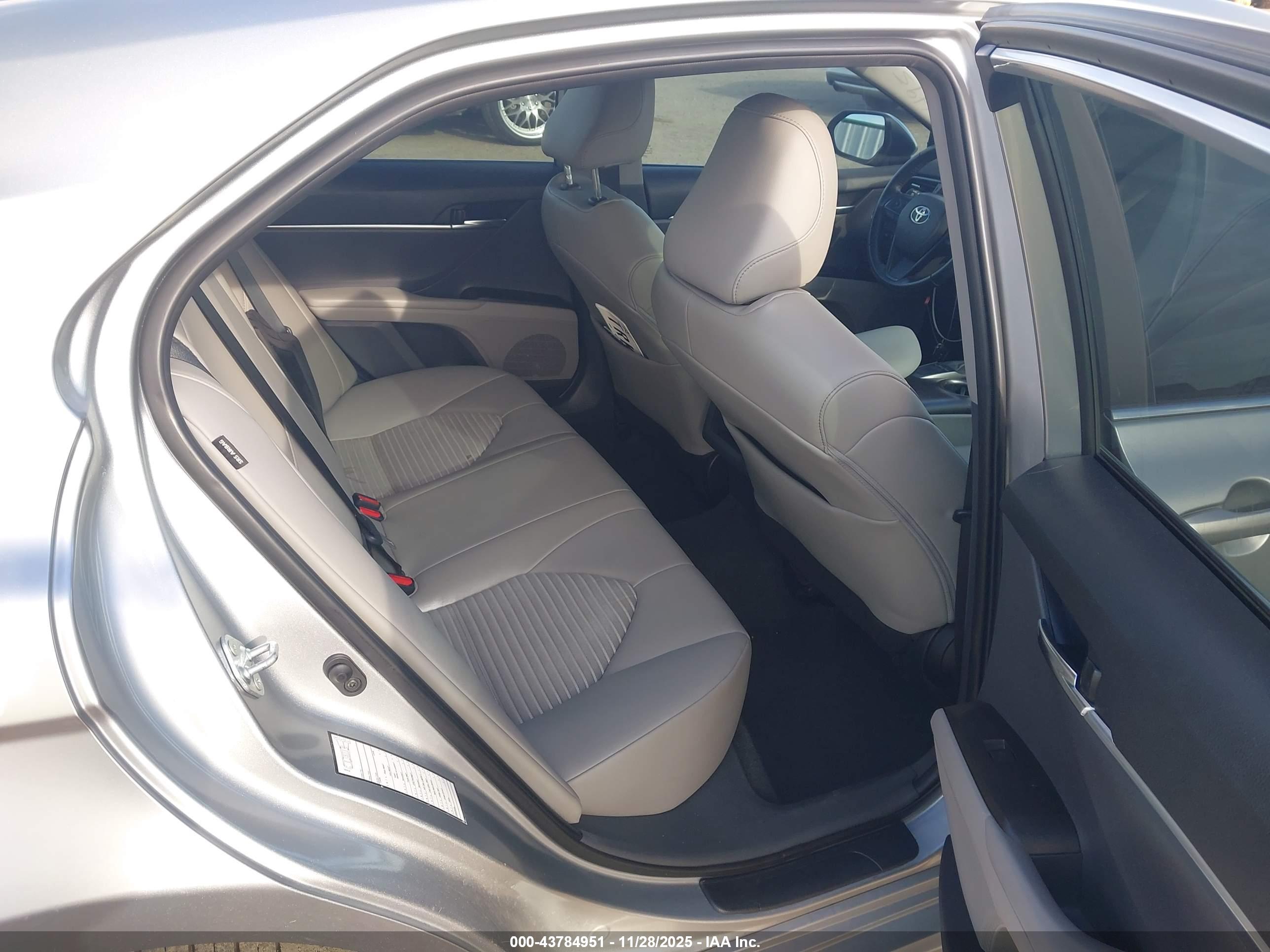 TOYOTA CAMRY image 8