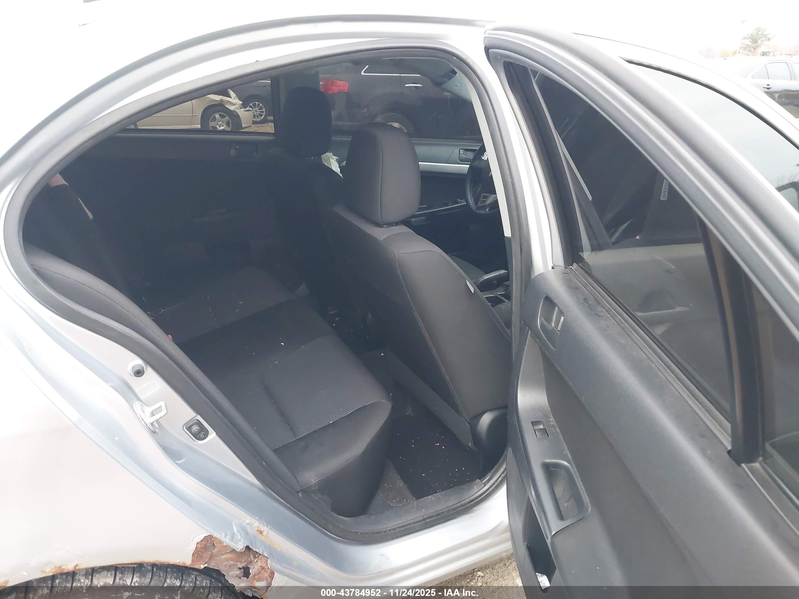 MITSUBISHI LANCER image 8