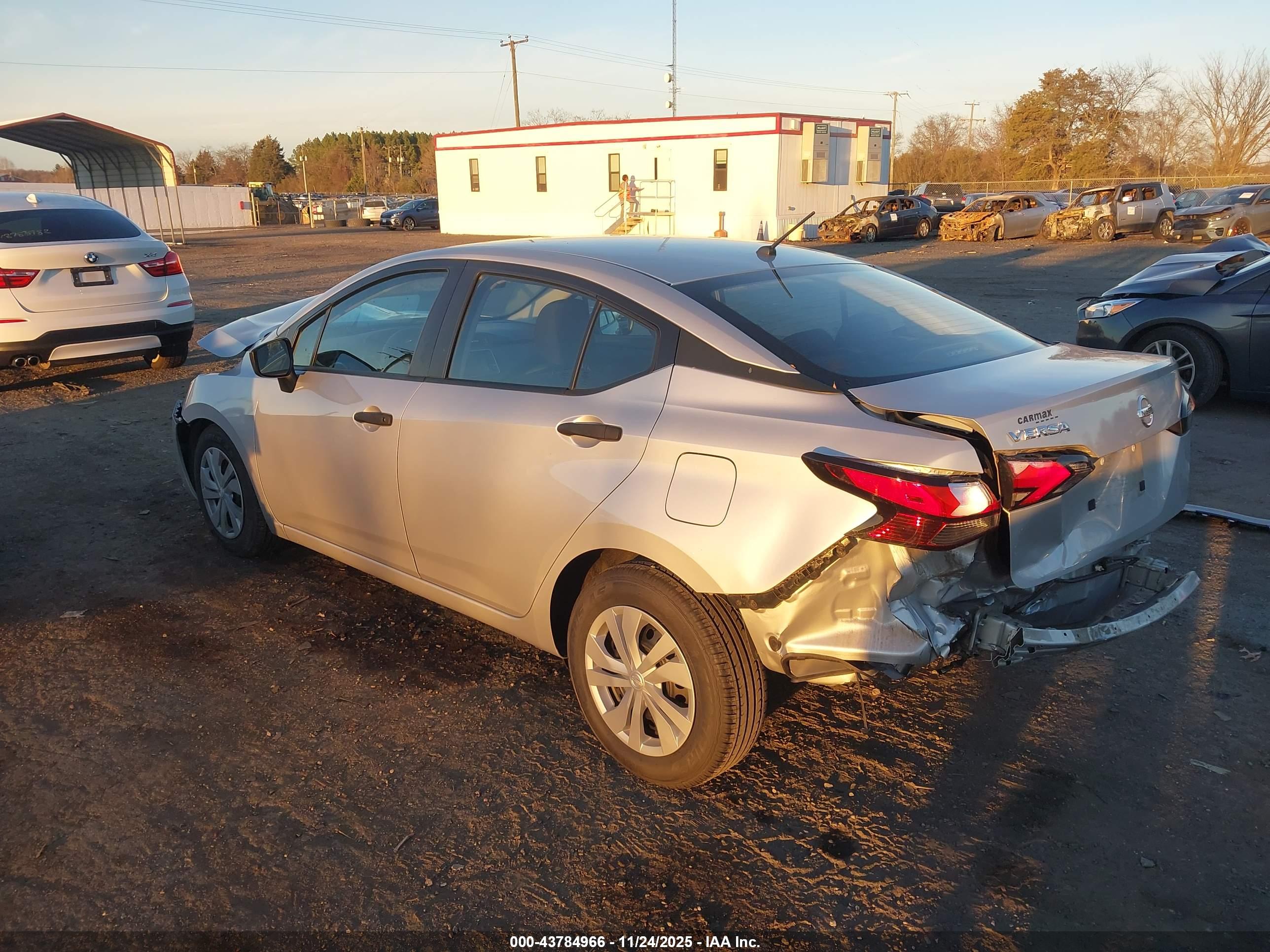 NISSAN VERSA image 3