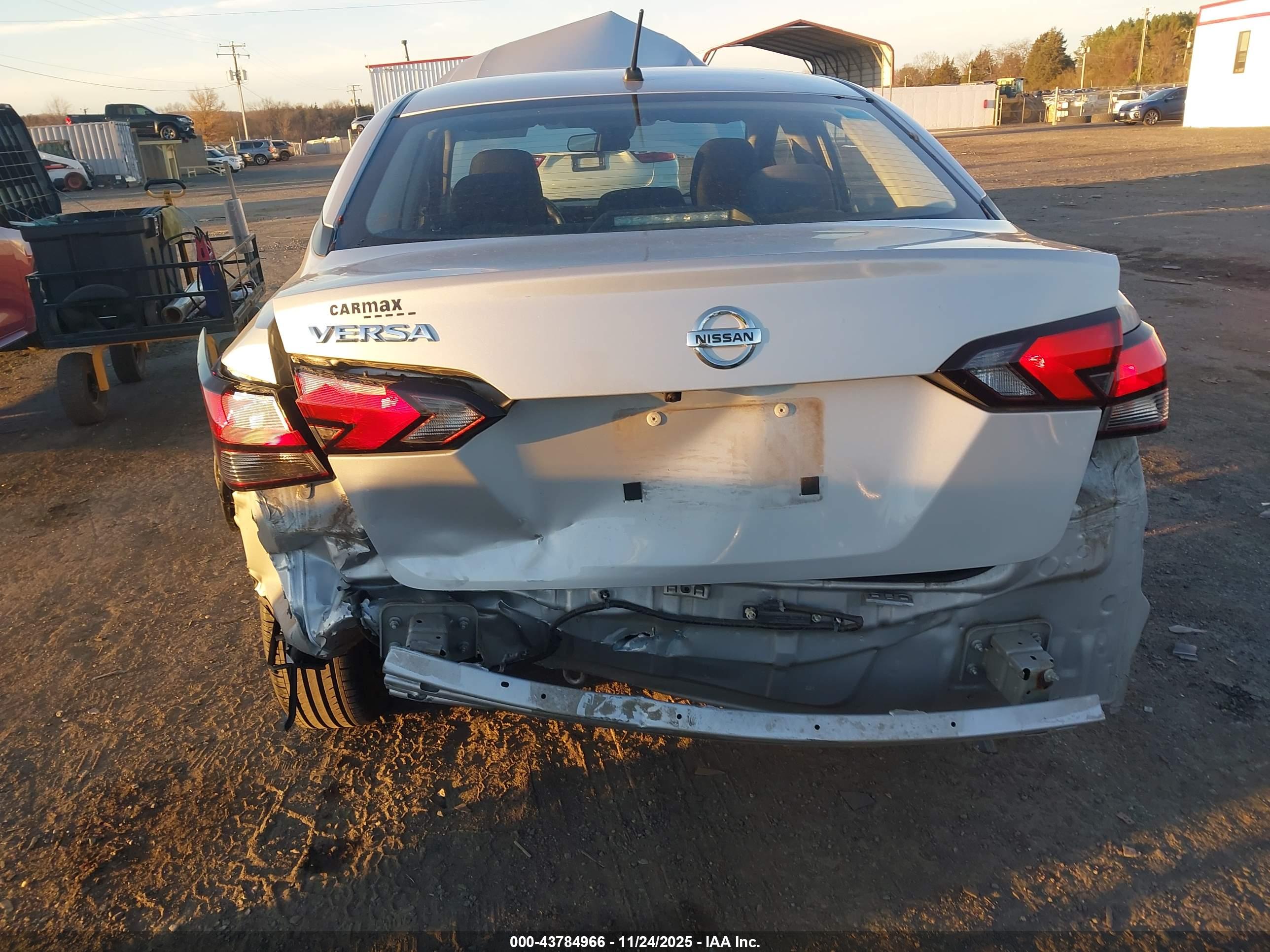 NISSAN VERSA image 6