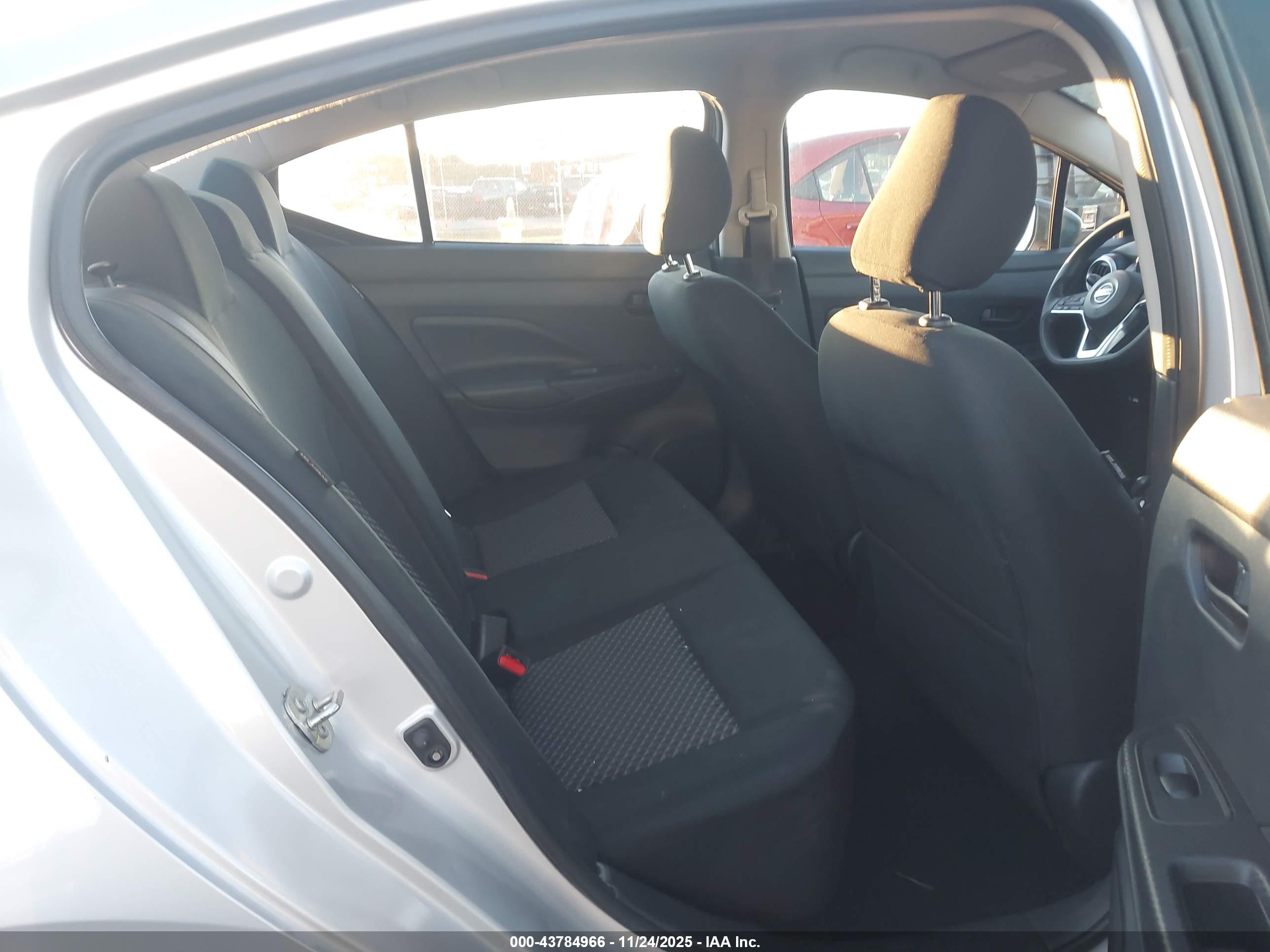 NISSAN VERSA image 8