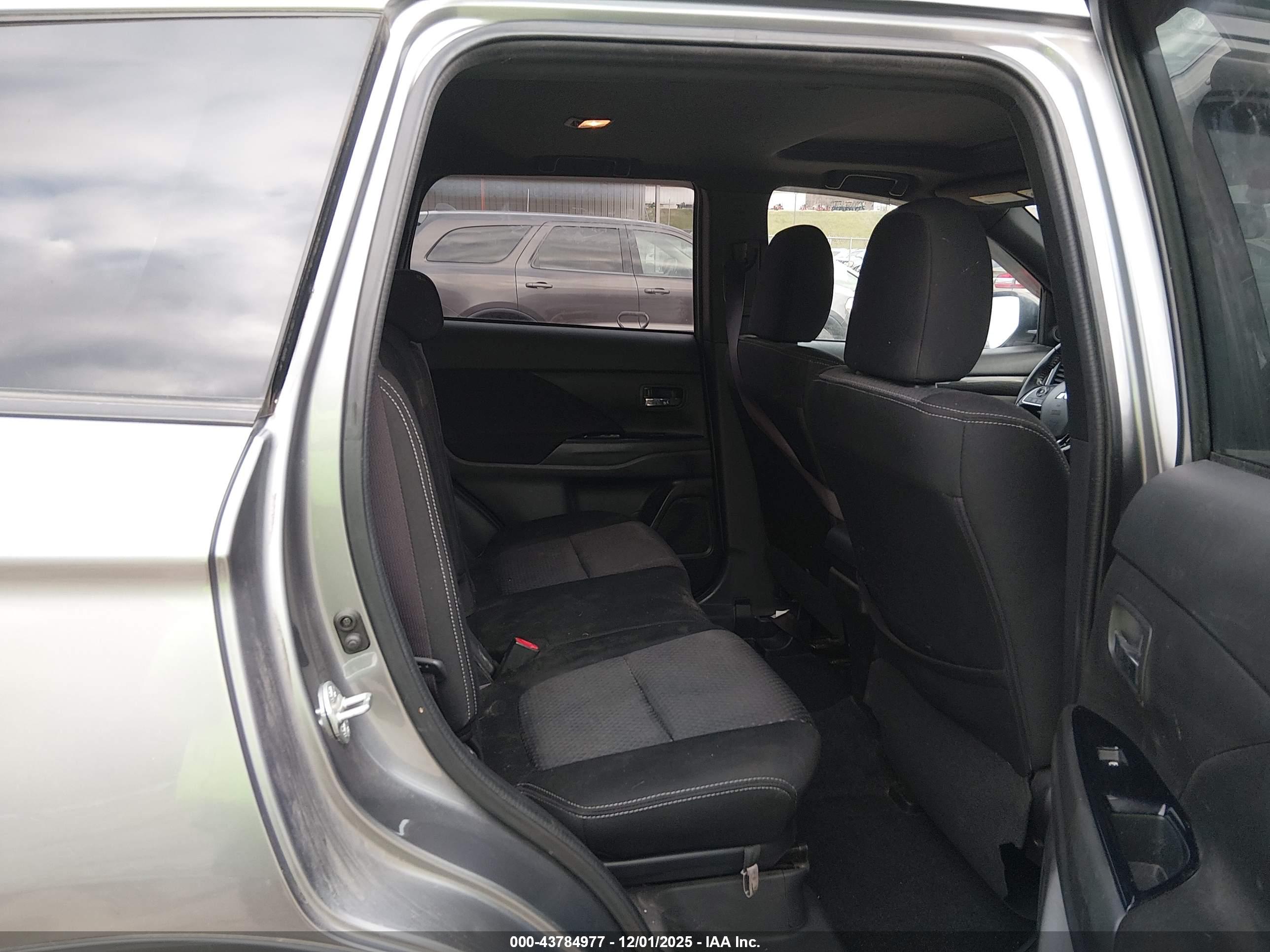 MITSUBISHI OUTLANDER image 8