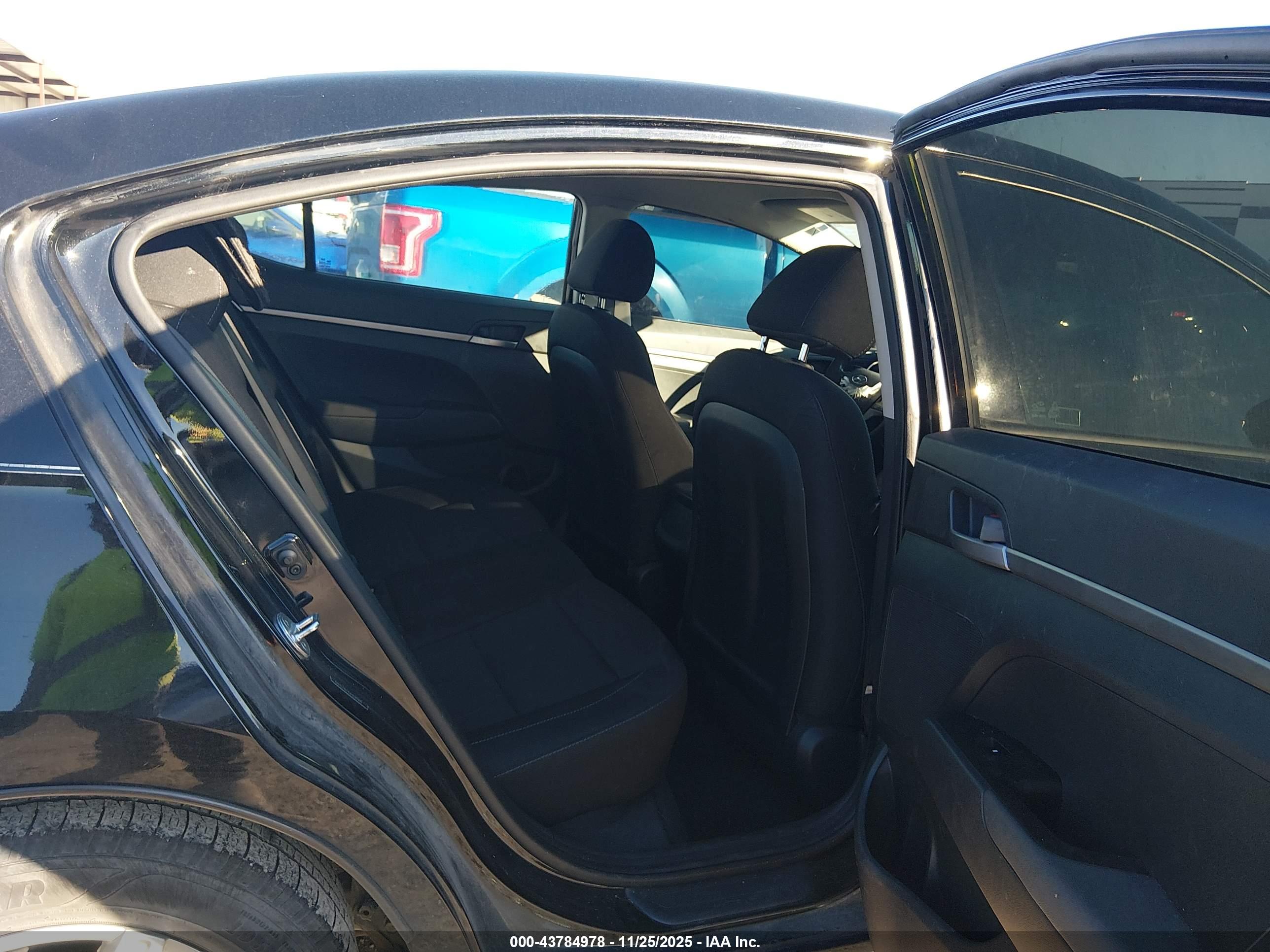 HYUNDAI ELANTRA image 8