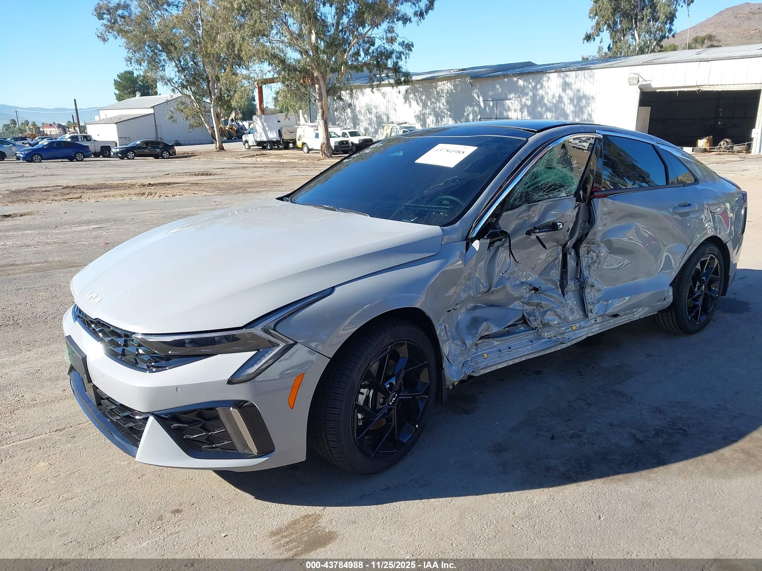 KIA K5 image 2