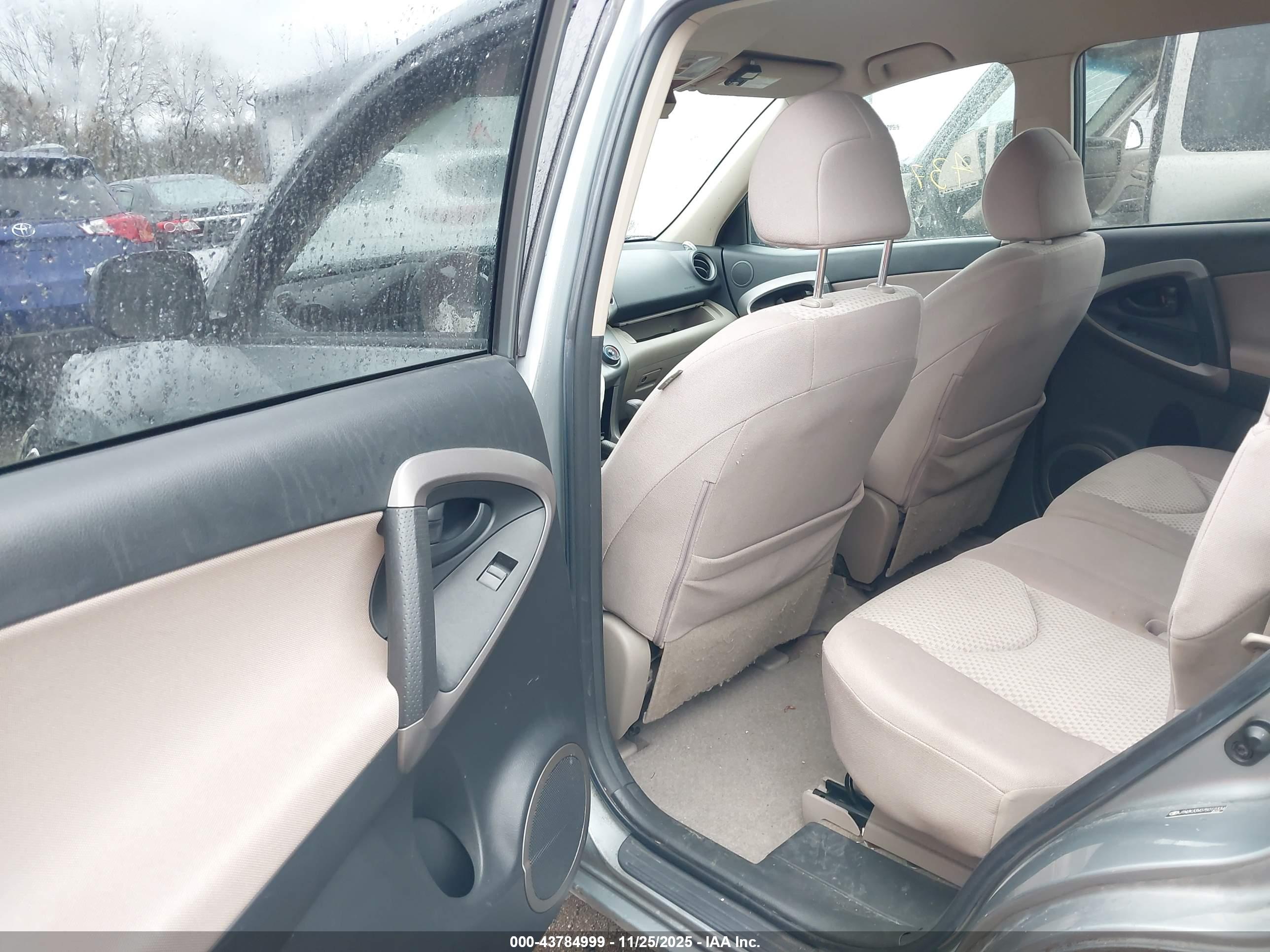 TOYOTA RAV4 image 8