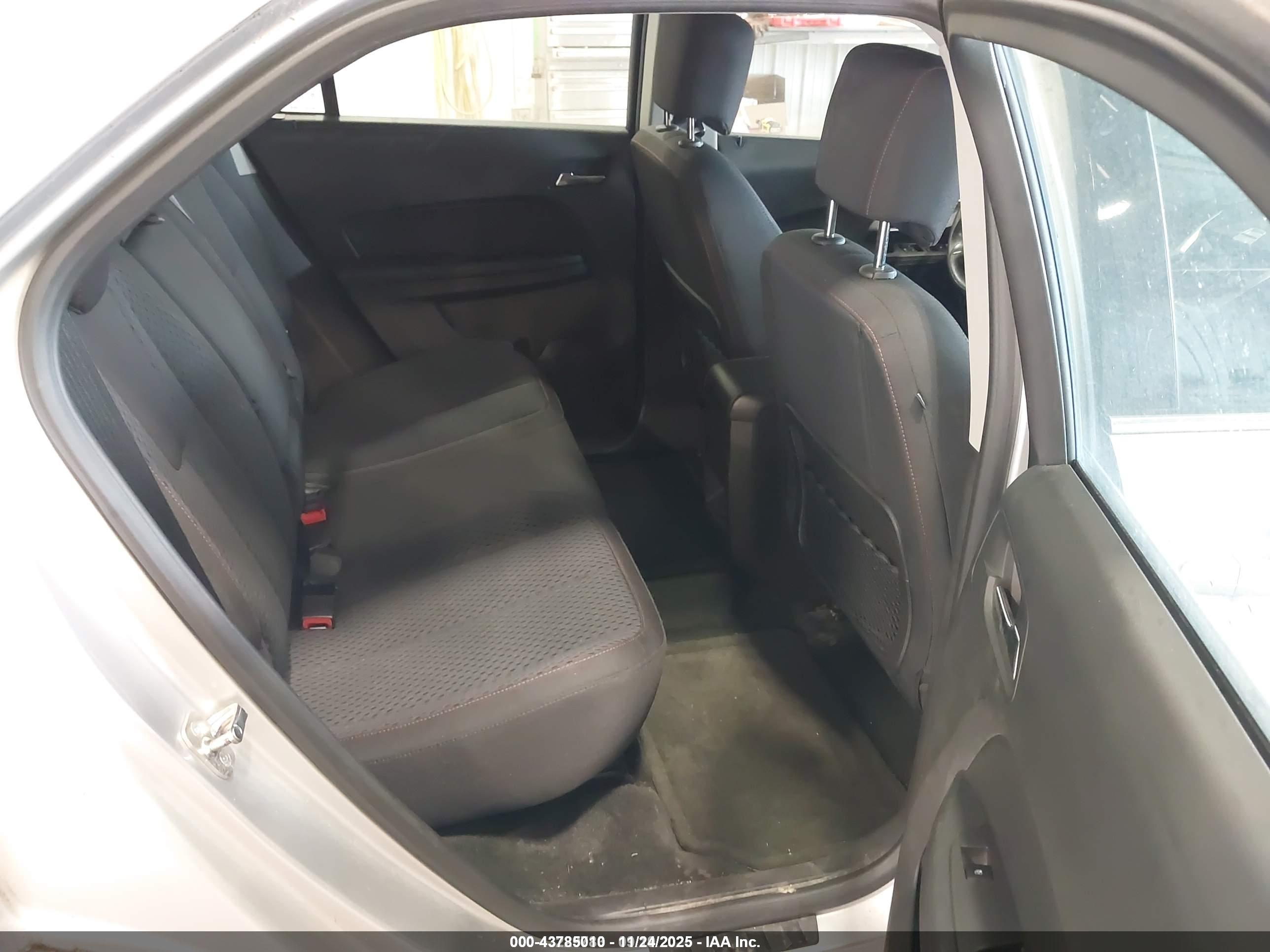 CHEVROLET EQUINOX image 8