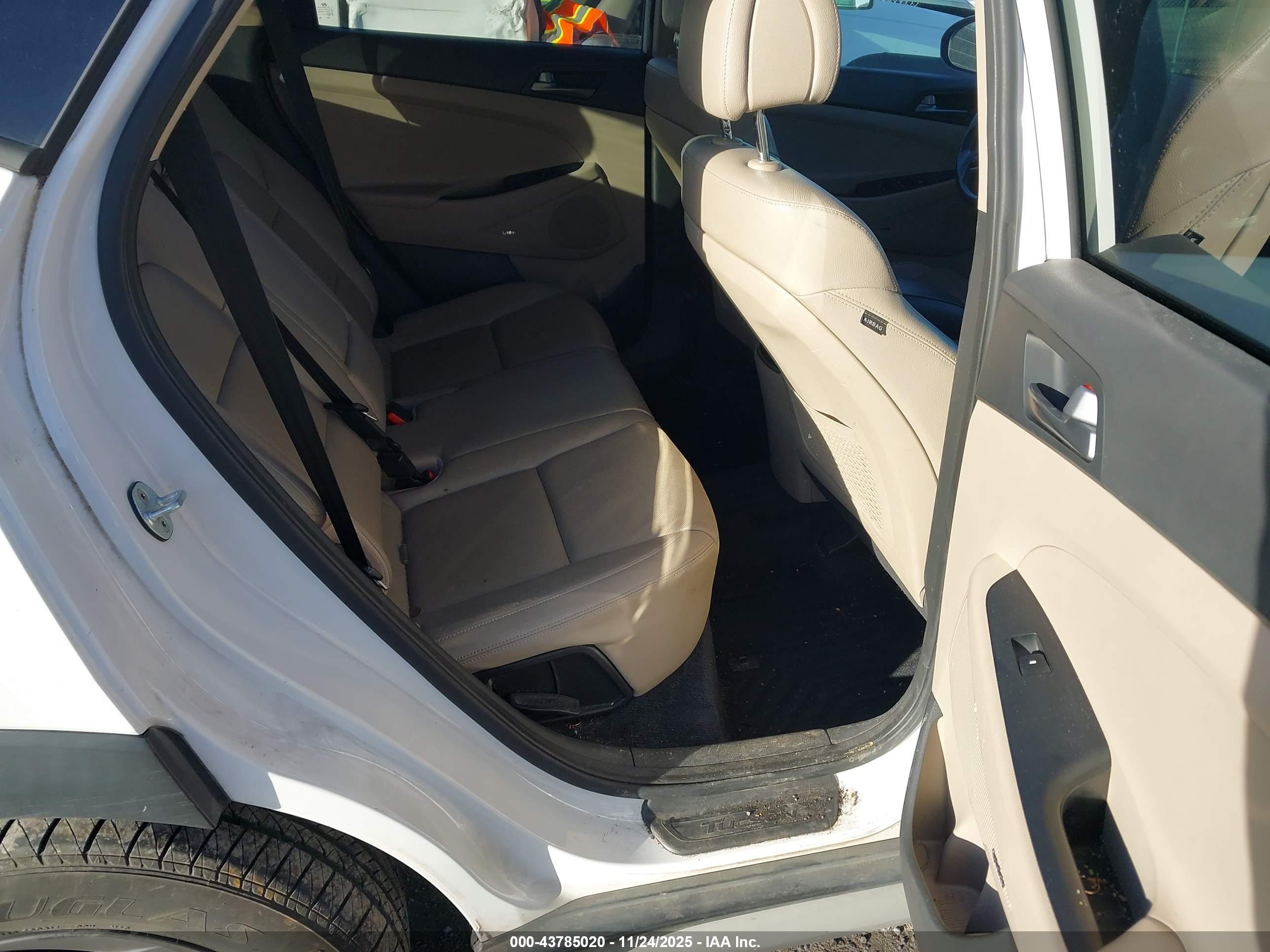HYUNDAI TUCSON image 8
