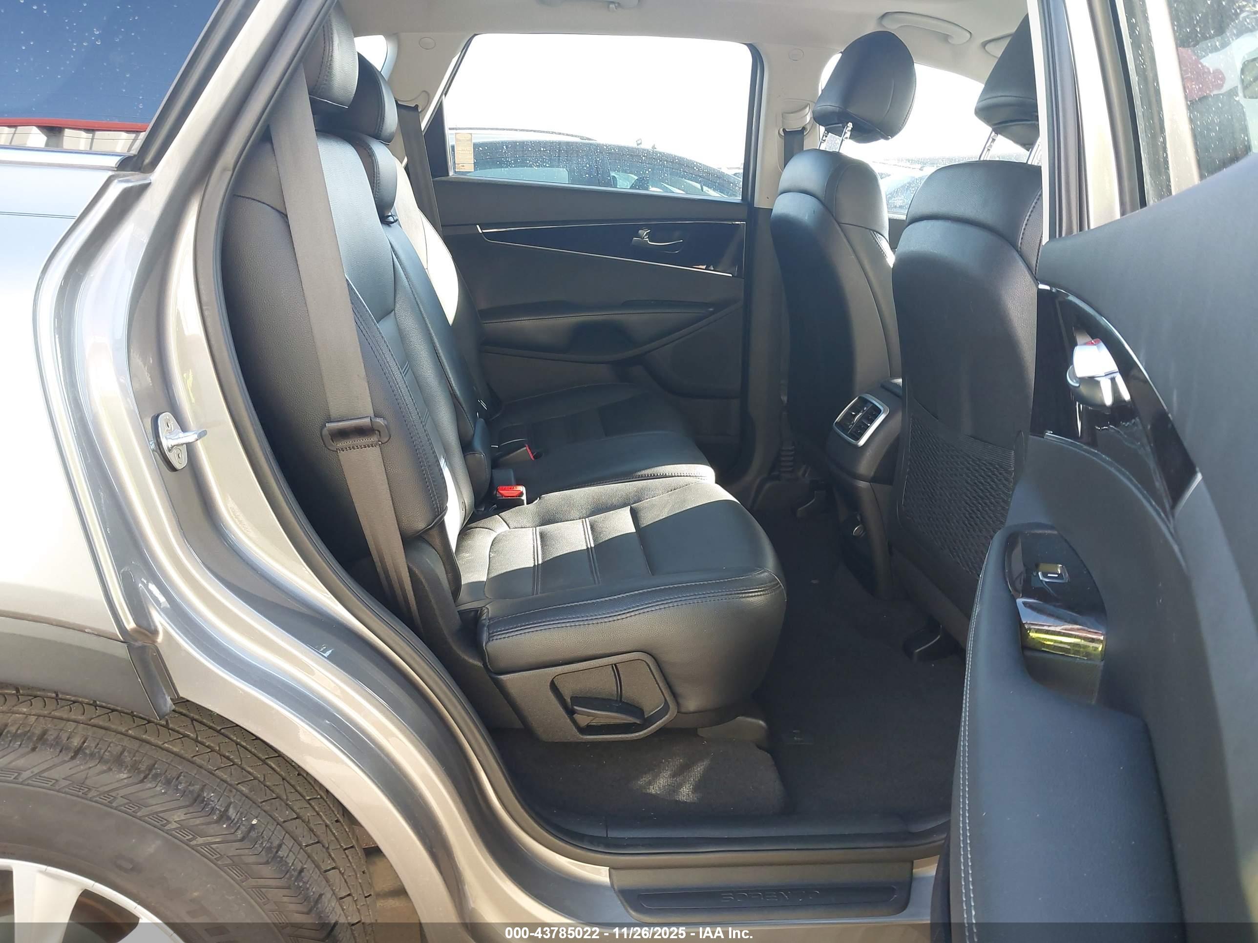 KIA SORENTO image 8