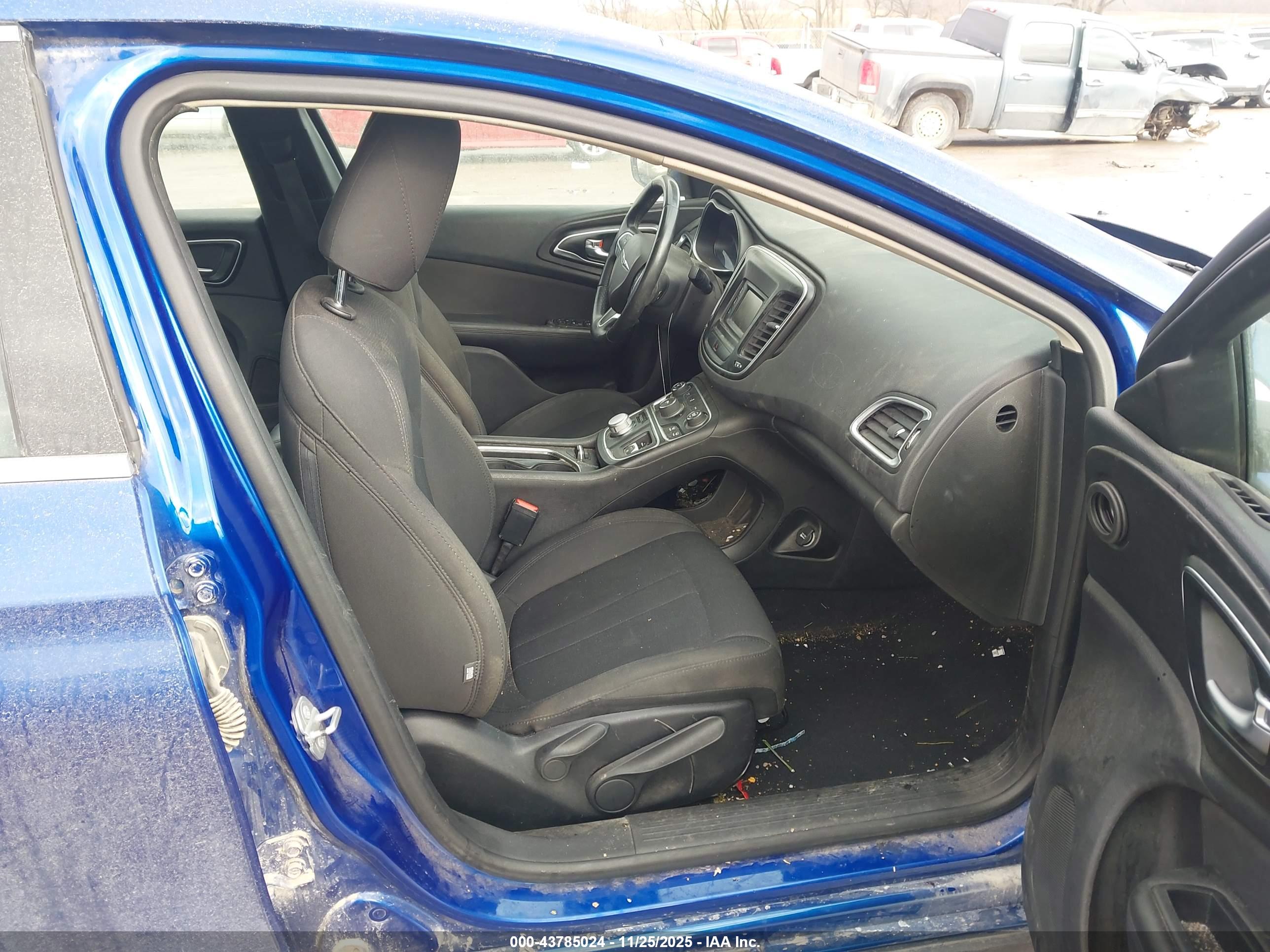 CHRYSLER 200 image 5