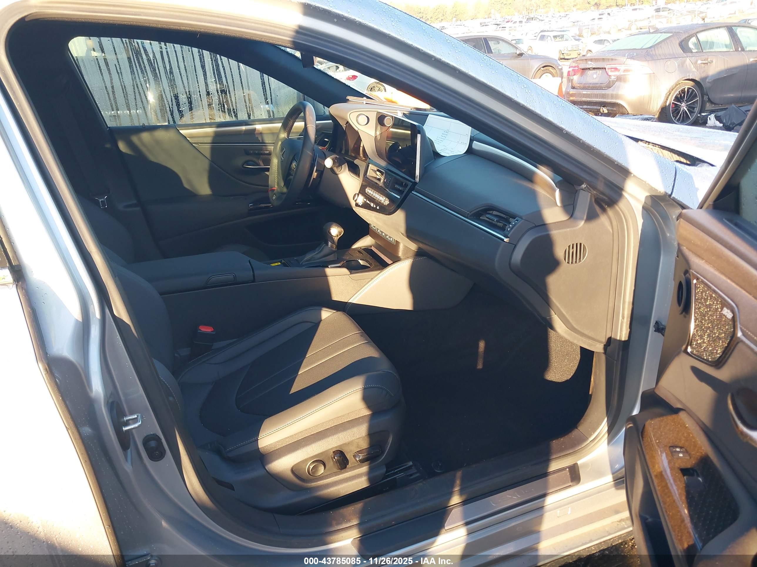 LEXUS ES image 5