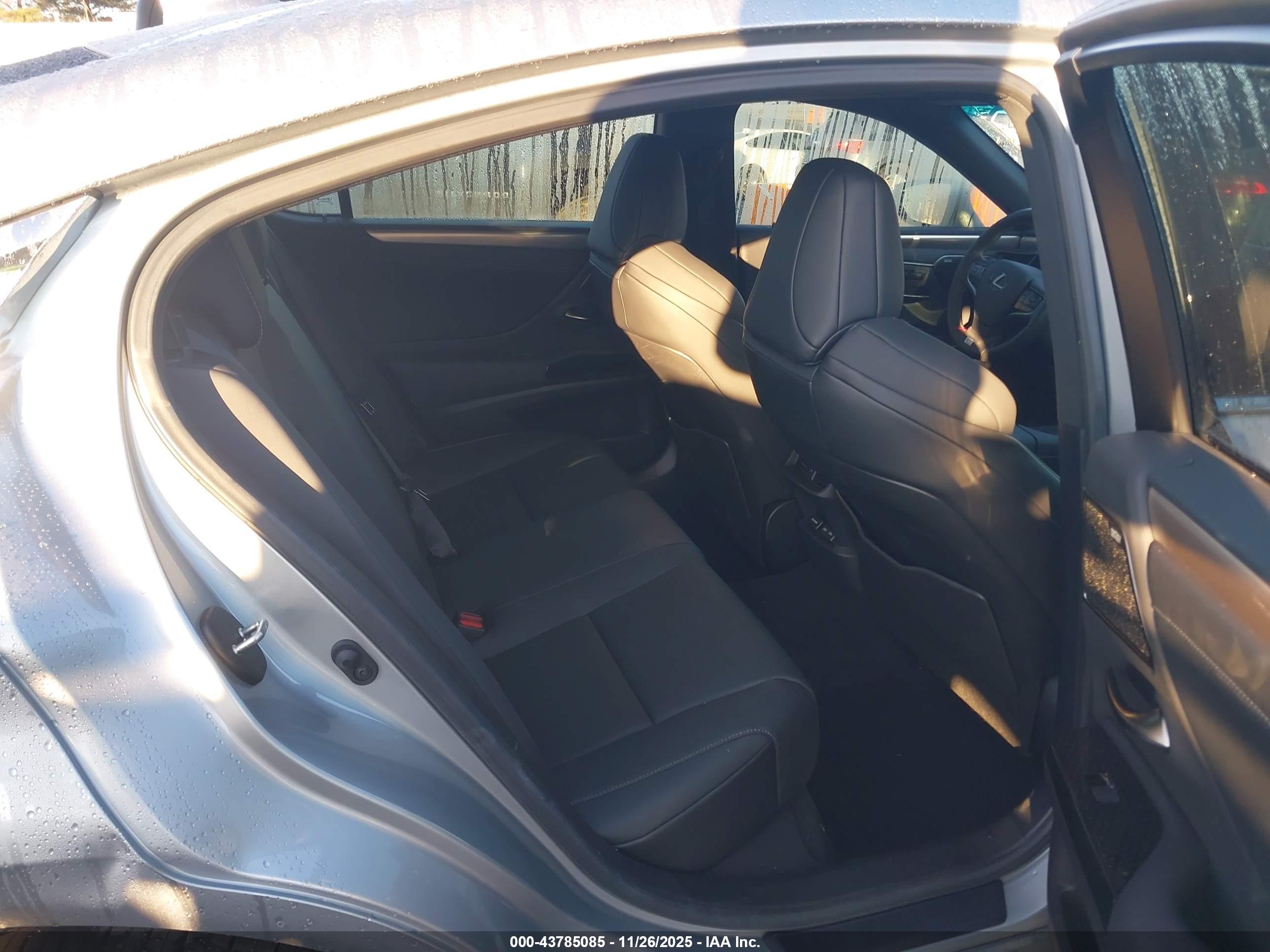 LEXUS ES image 8