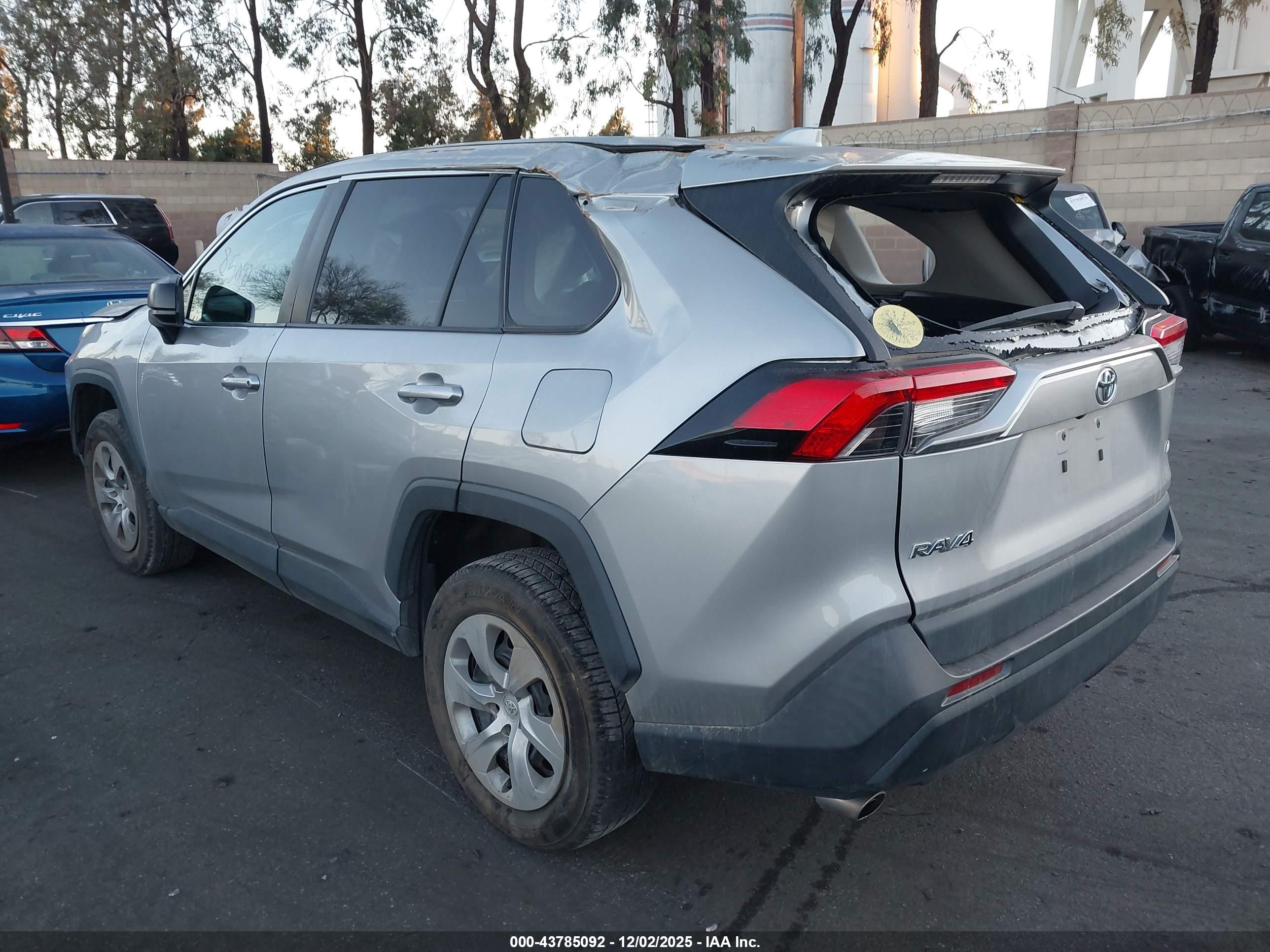 TOYOTA RAV4 image 3
