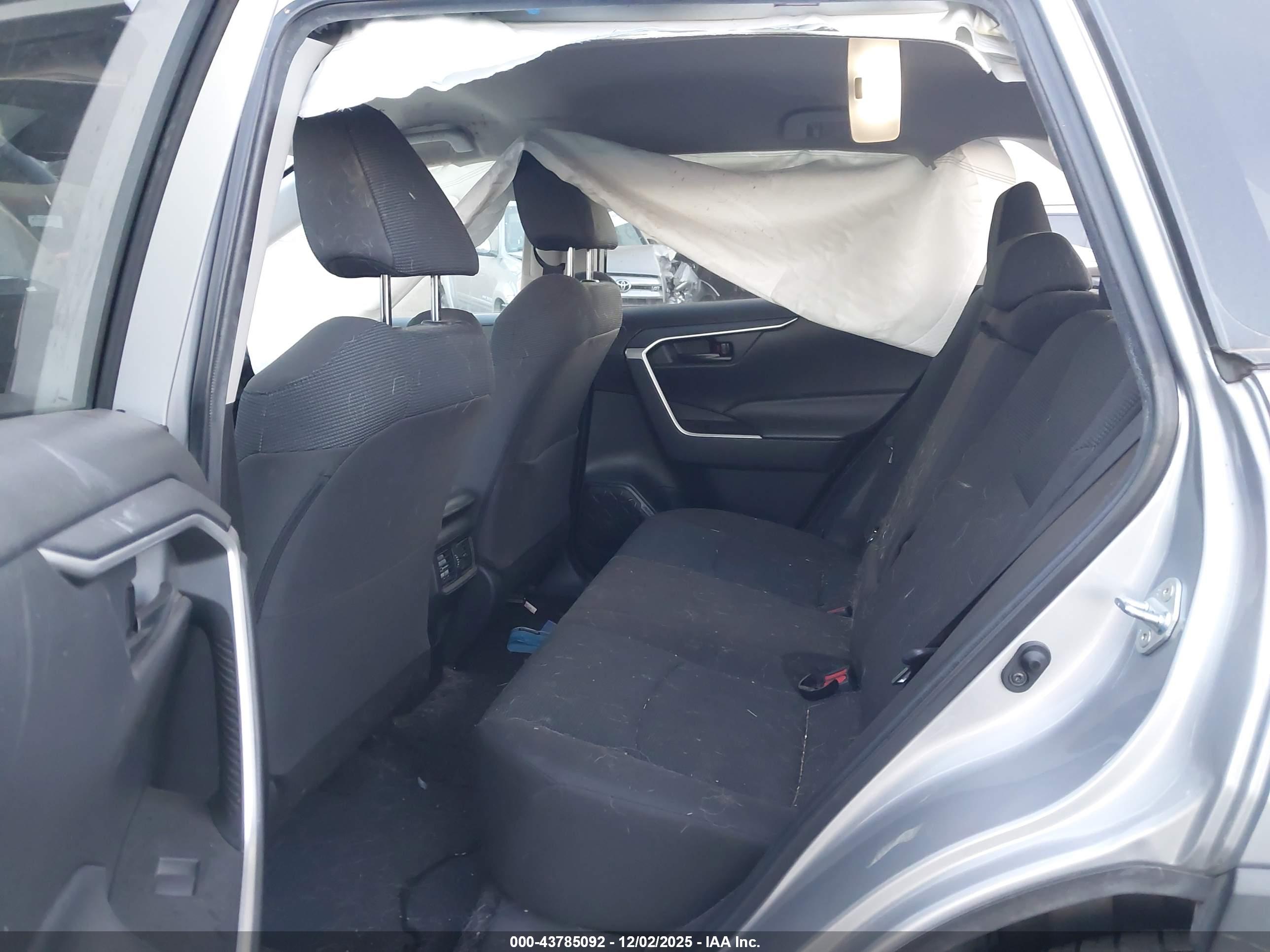TOYOTA RAV4 image 8