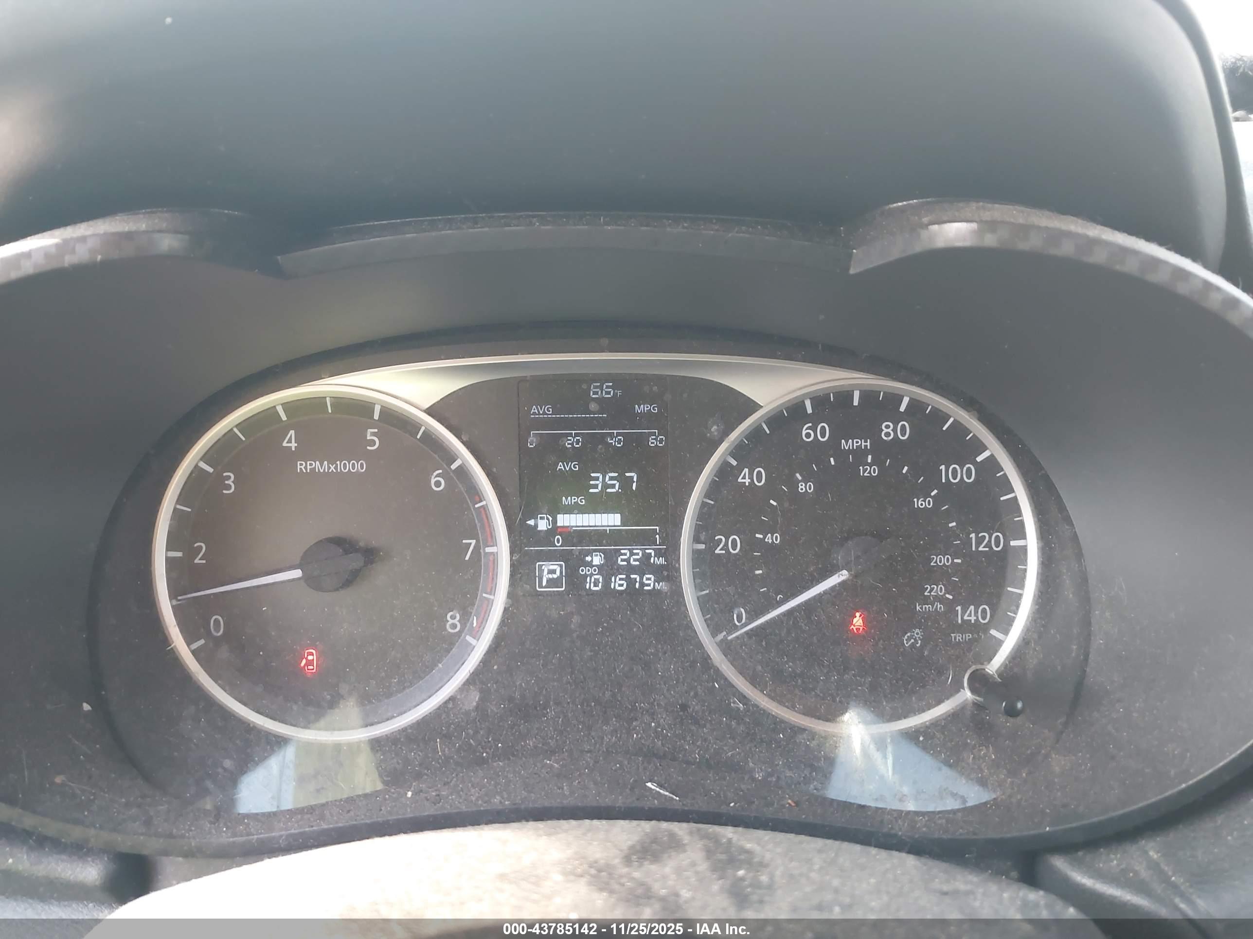 NISSAN VERSA image 7