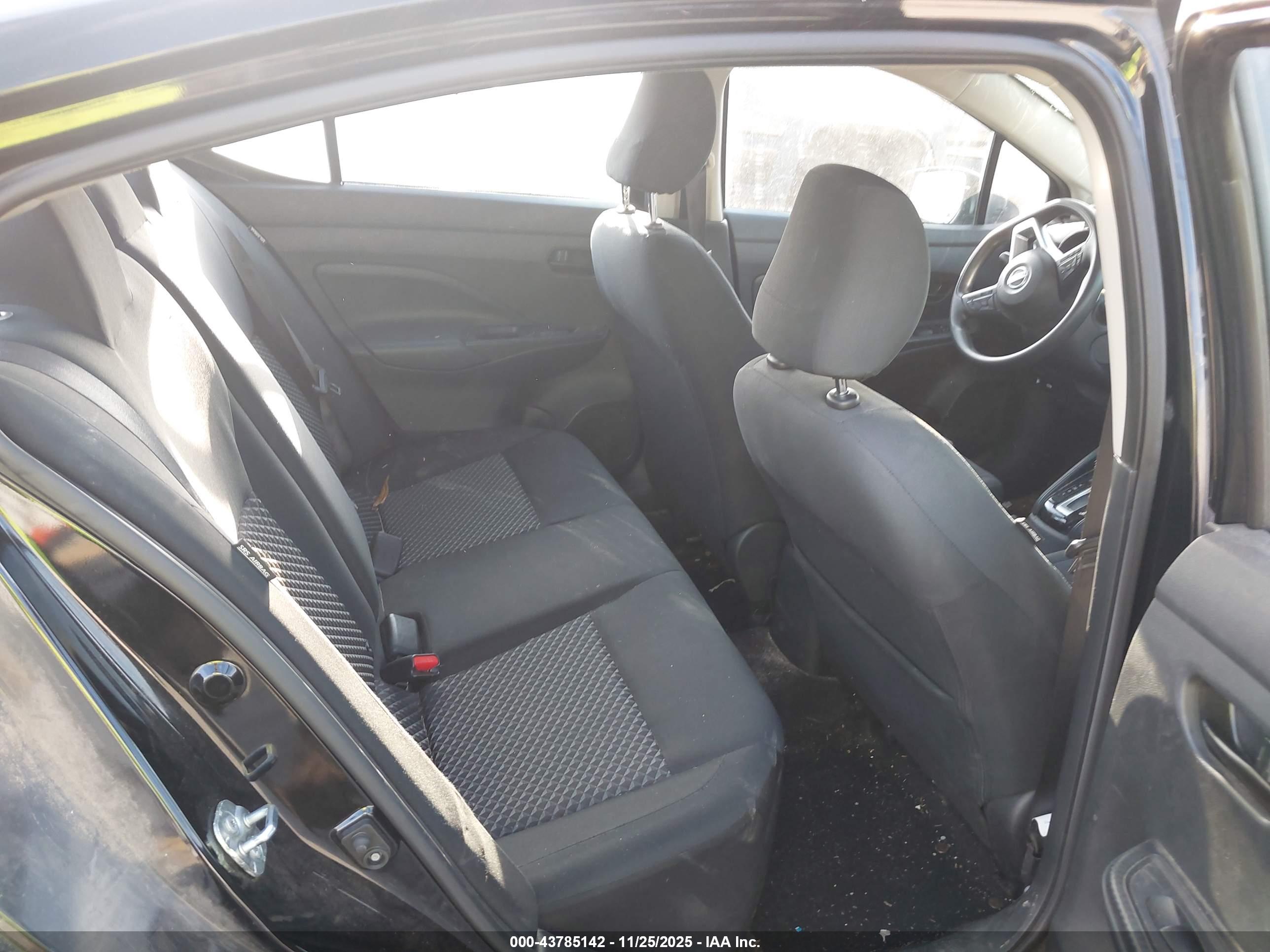 NISSAN VERSA image 8