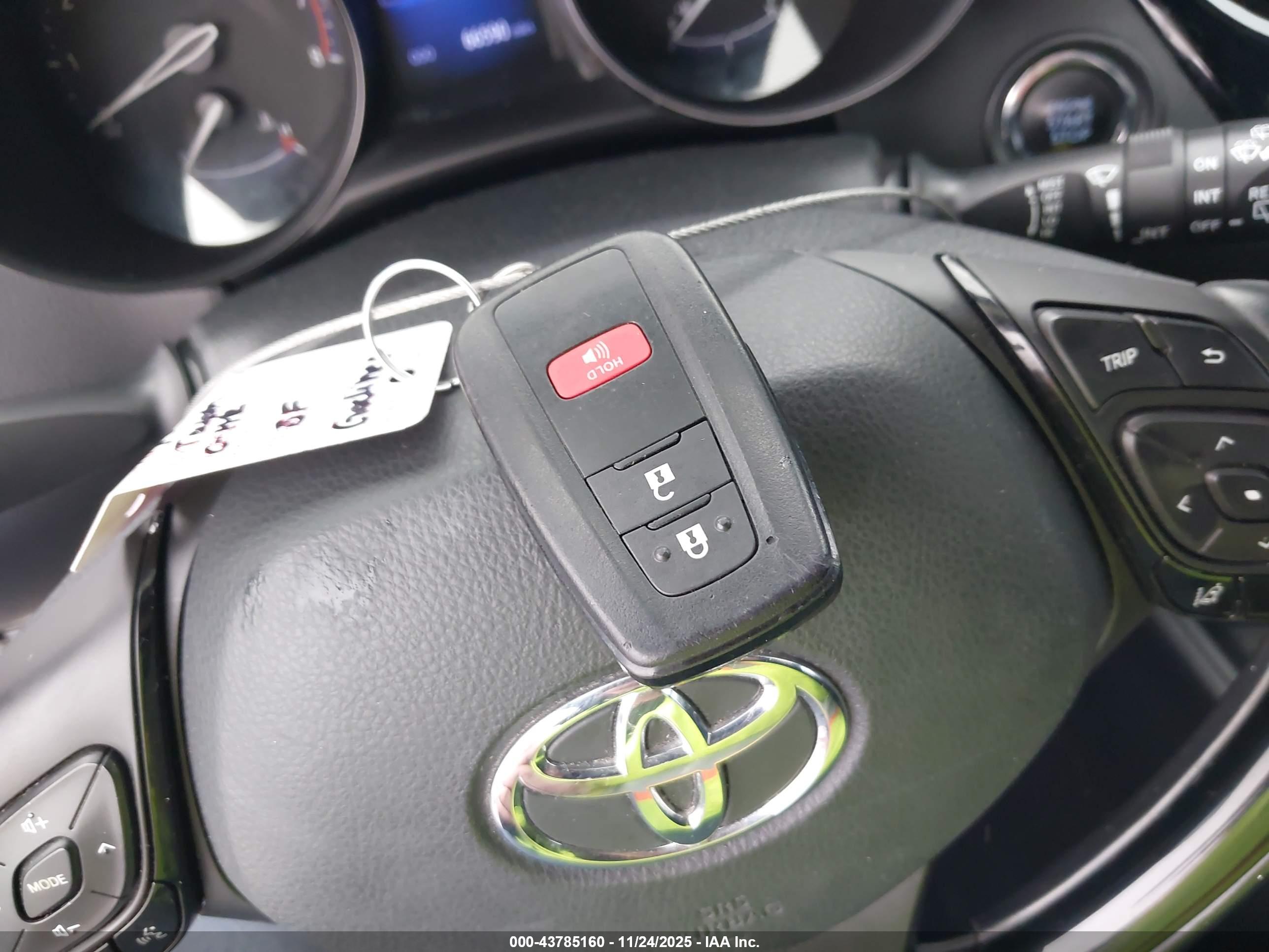 TOYOTA C-HR image 11