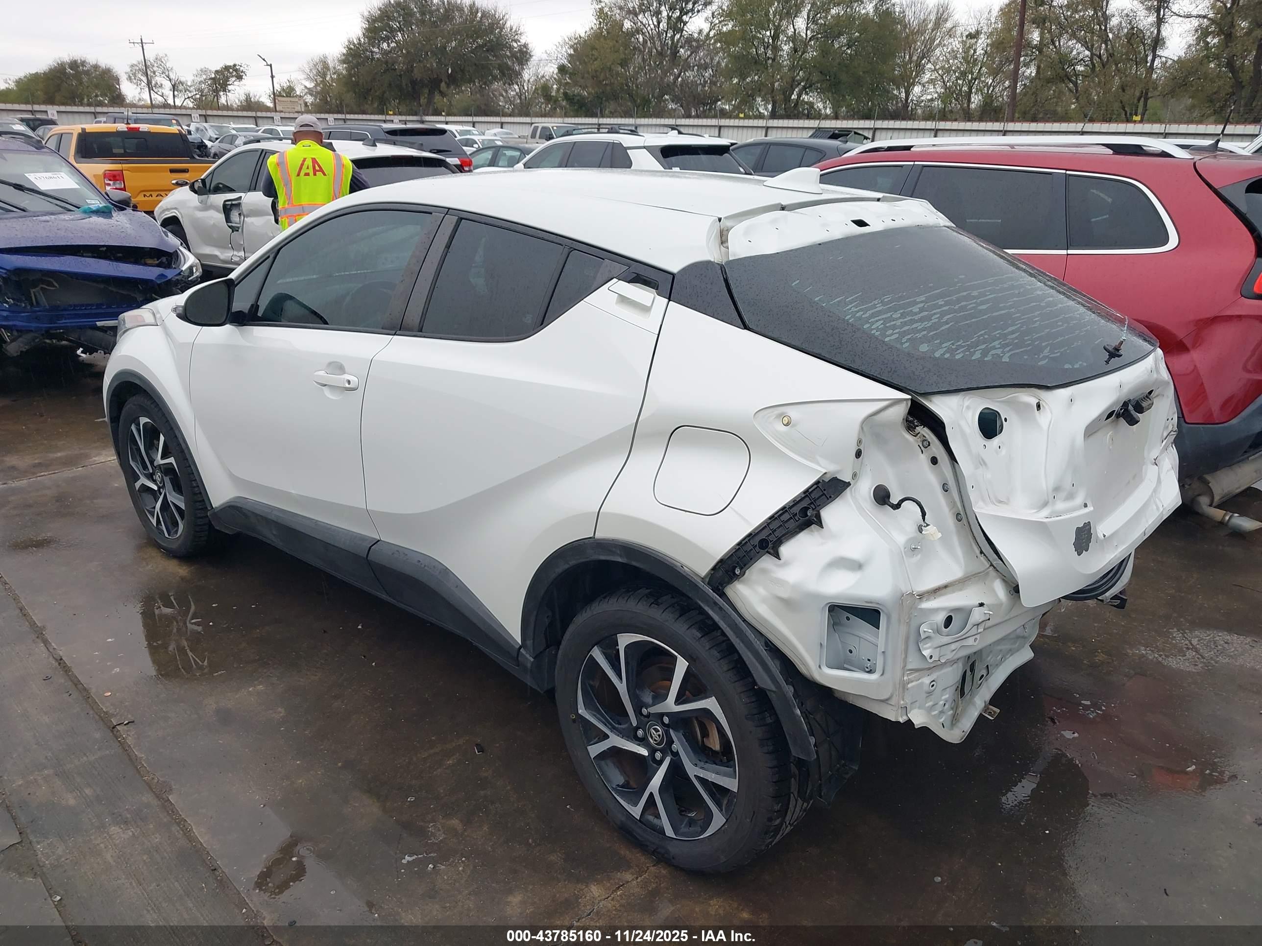 TOYOTA C-HR image 3