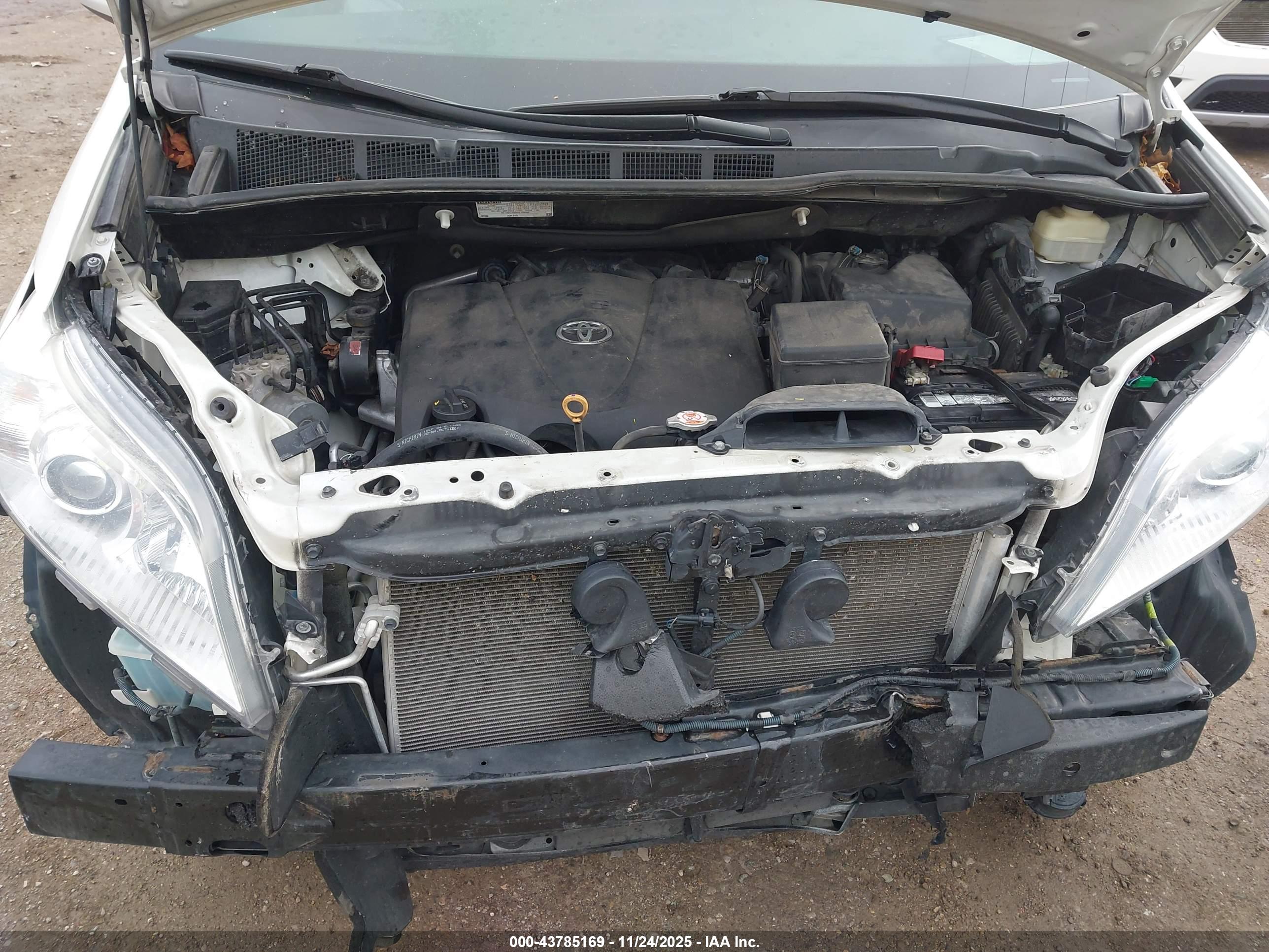 TOYOTA SIENNA image 10