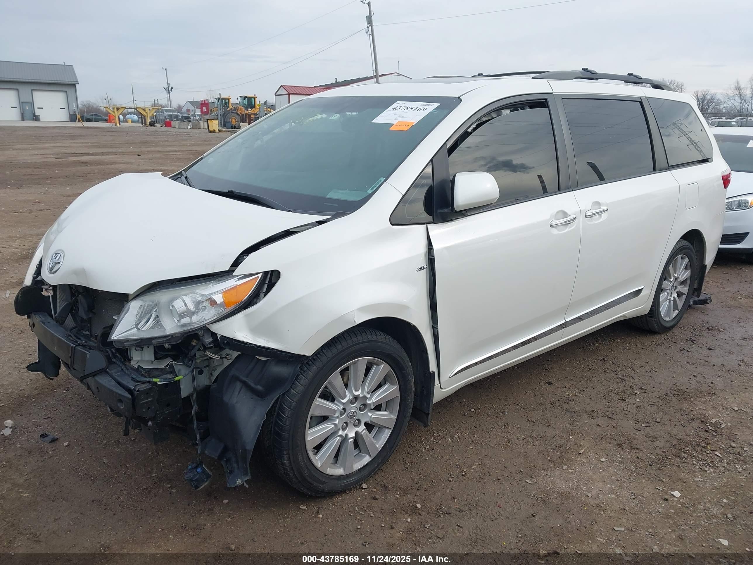 TOYOTA SIENNA image 2