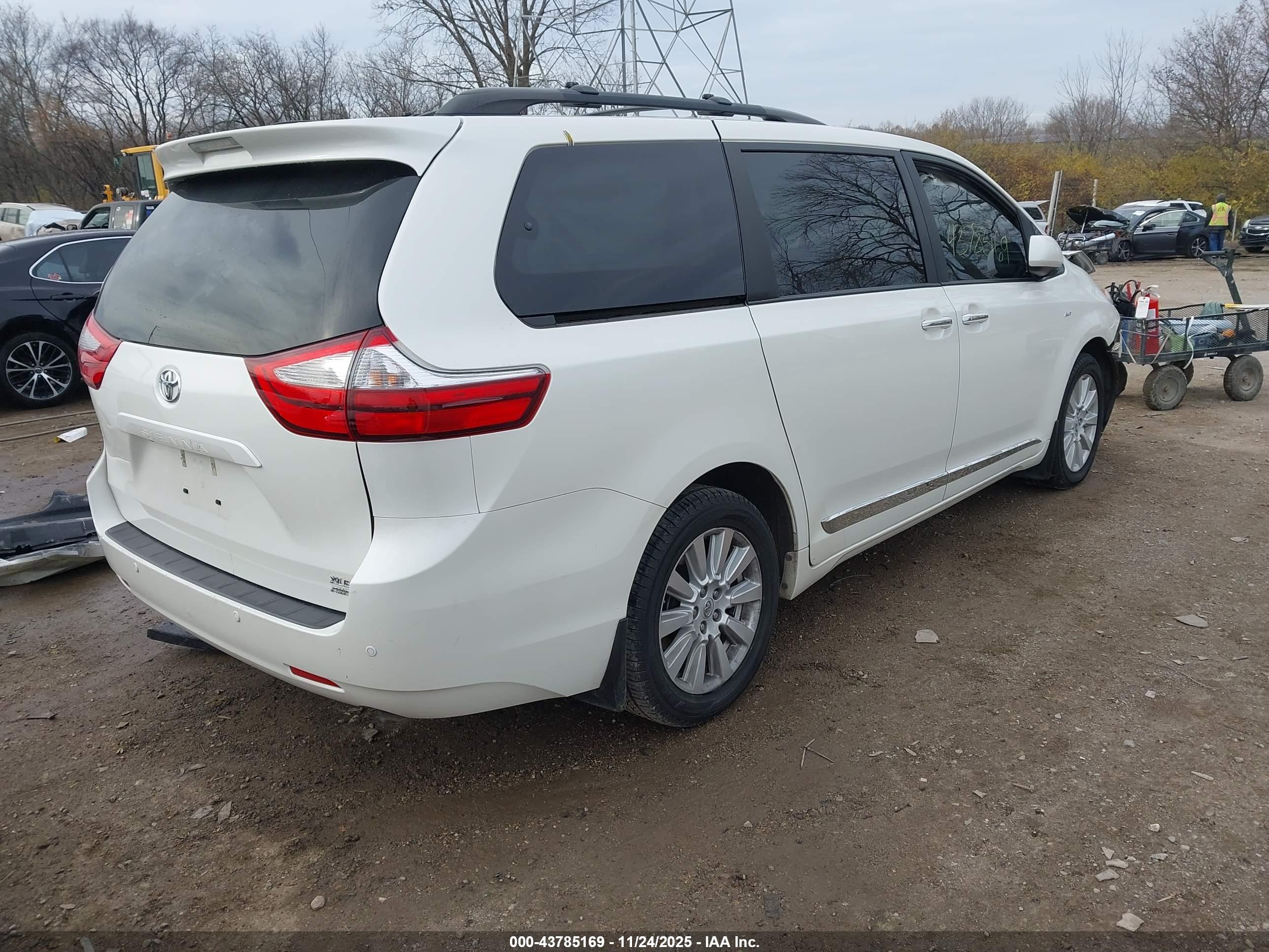 TOYOTA SIENNA image 4
