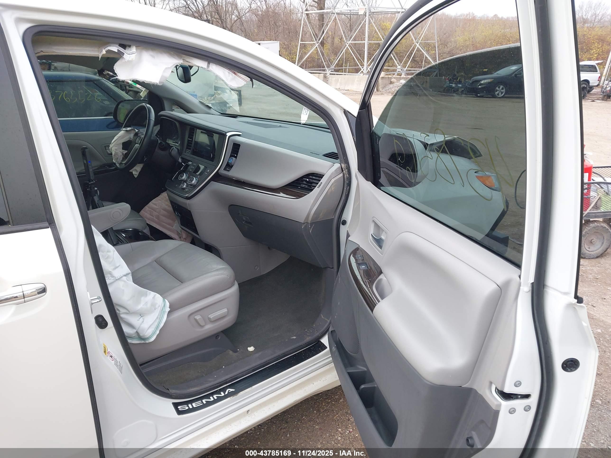 TOYOTA SIENNA image 5